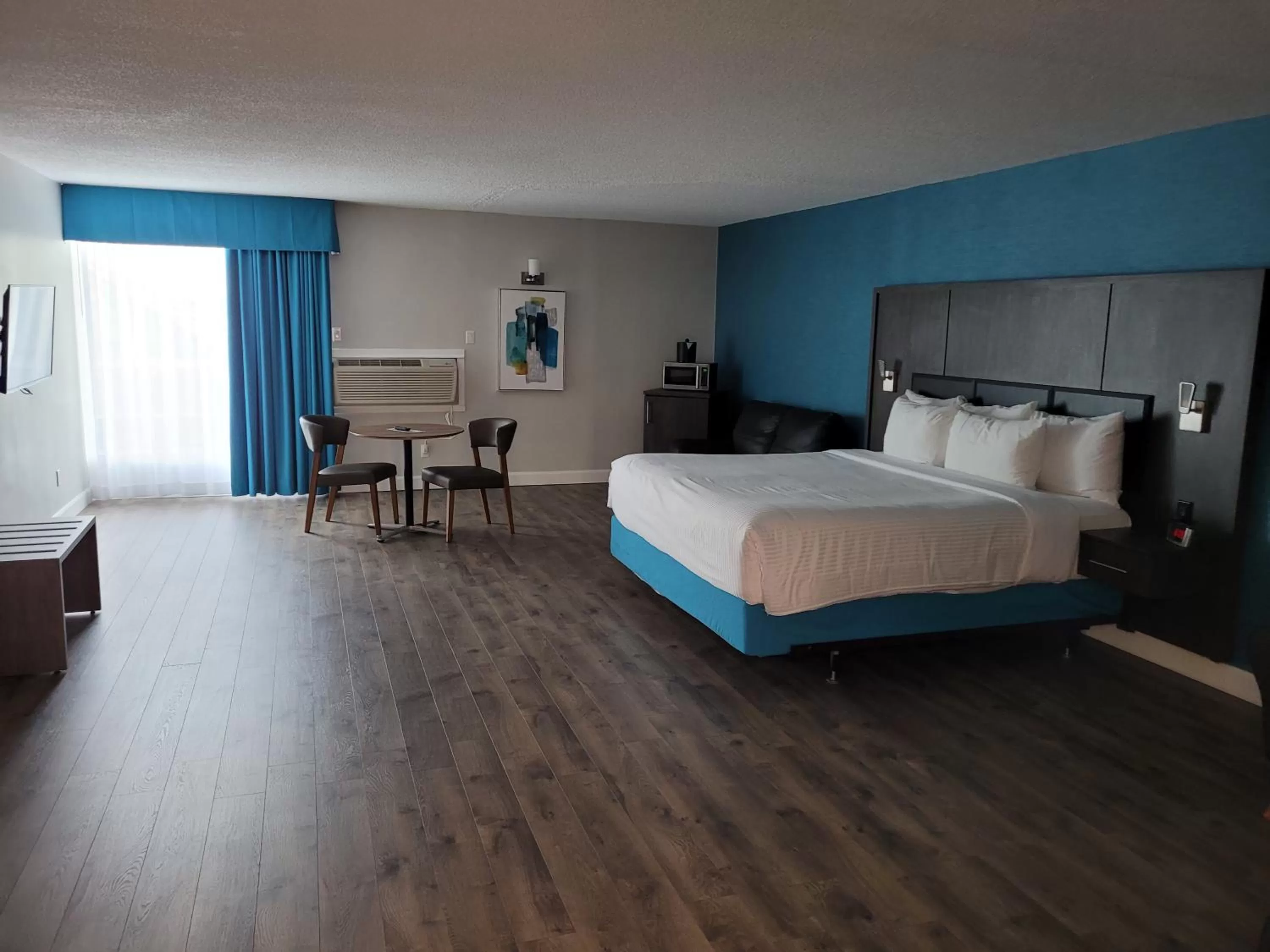 Photo of the whole room, Bed in Best Western Laval-Montreal & Conference Centre