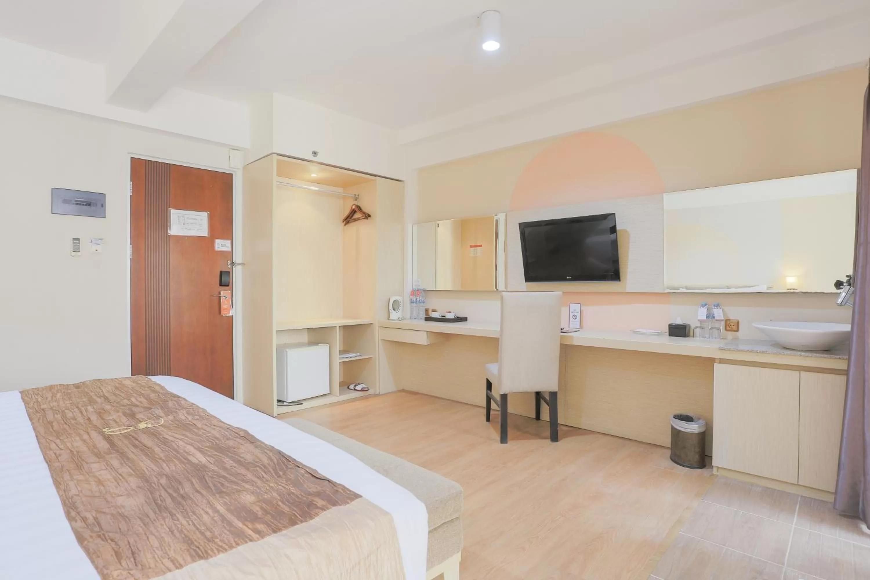 TV and multimedia, Bed in Hotel Gunawangsa Manyar