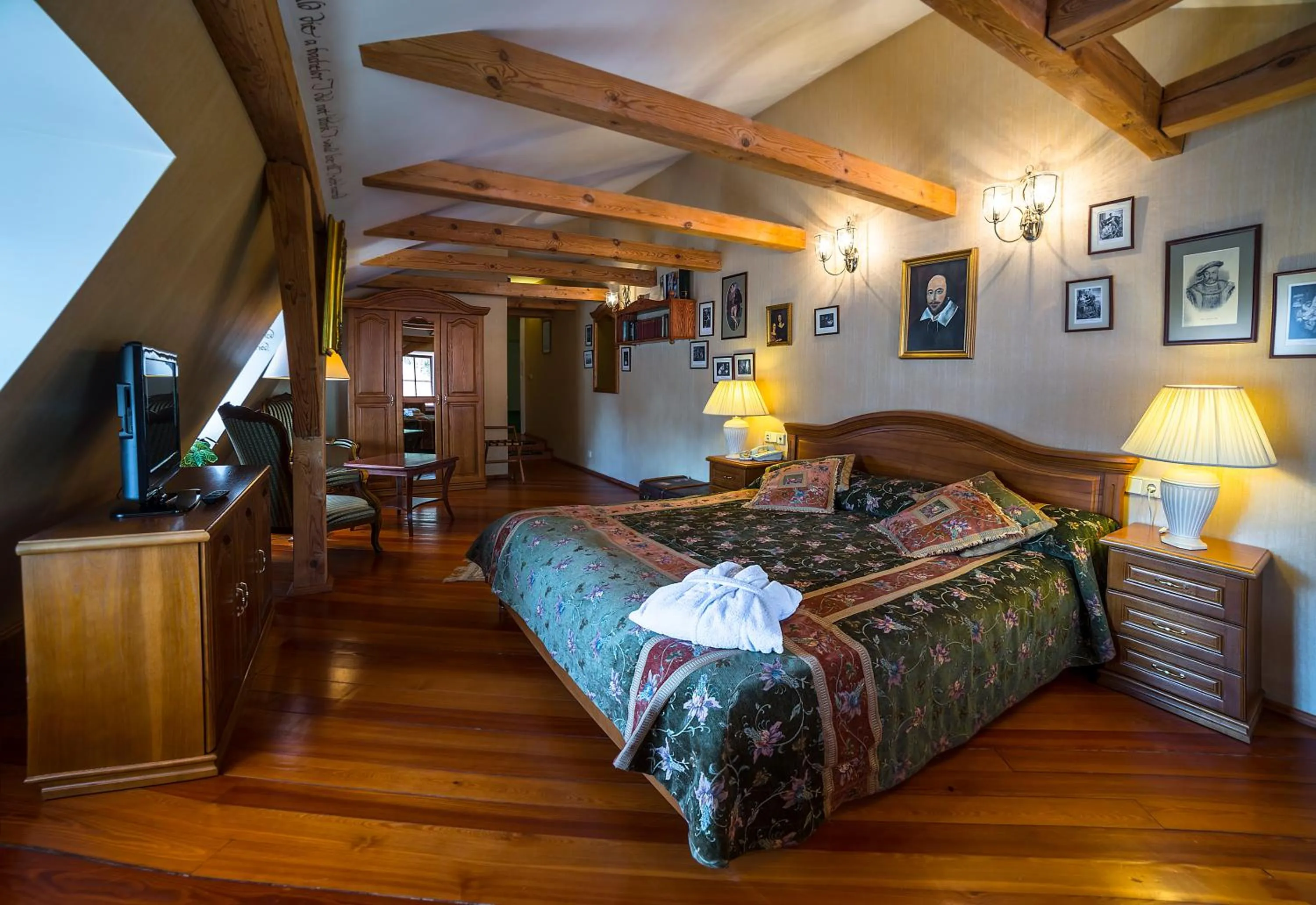 Bed in Shakespeare Boutique Hotel