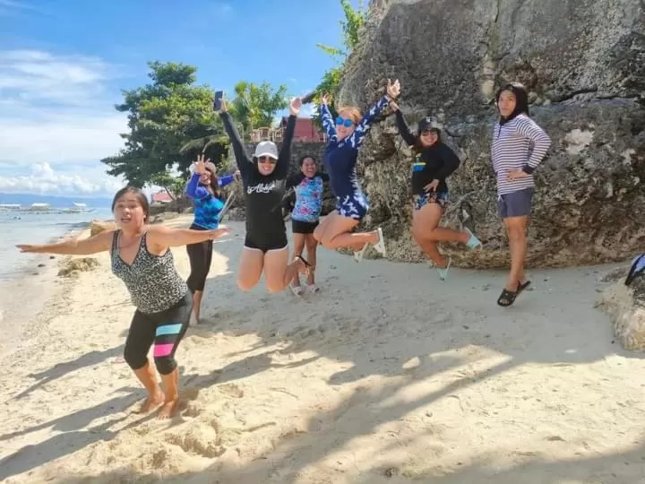 People in Pescador View - Beachfront ,Extensions & nearby the Ocean Hostels & Restaurant Moalboal