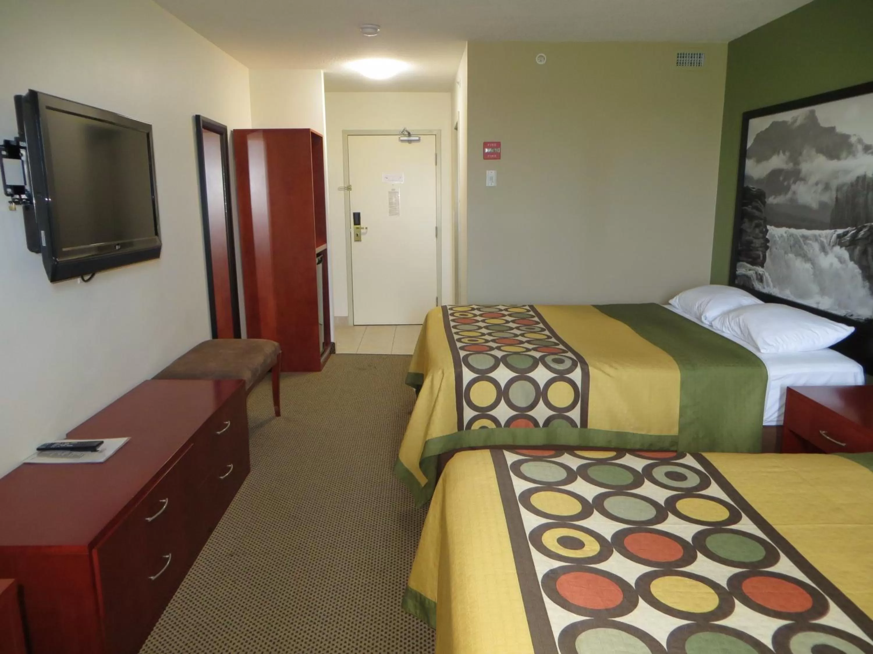 Photo of the whole room, Bed in Super 8 by Wyndham Sherwood Park/Edmonton Area