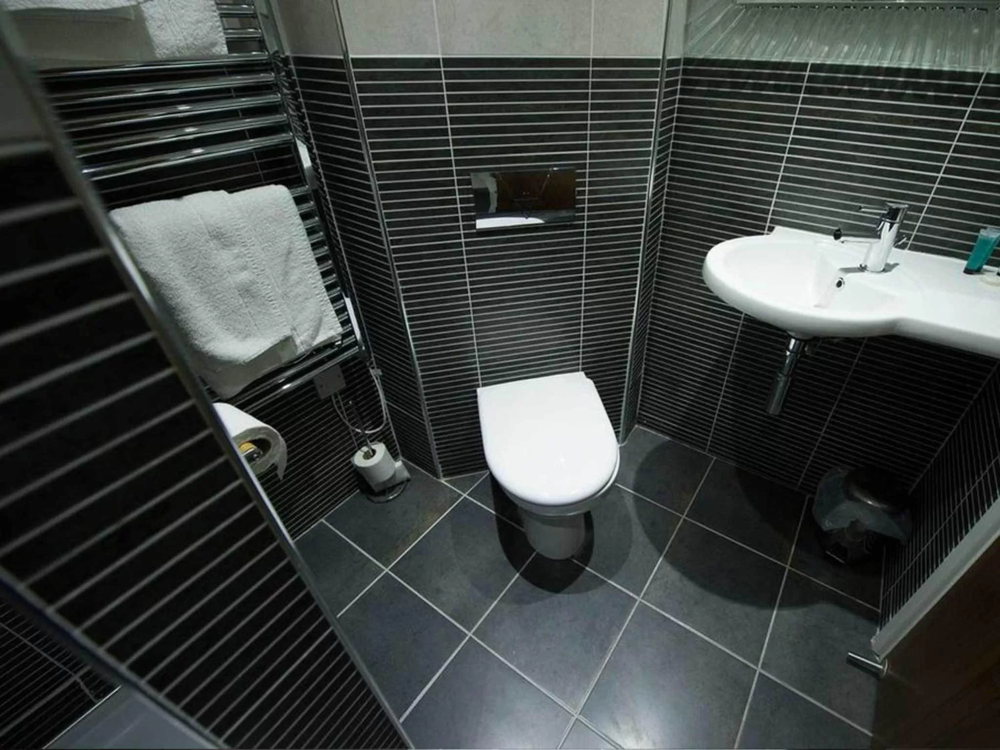 Bathroom in Ramada Birmingham Oldbury M5 J2