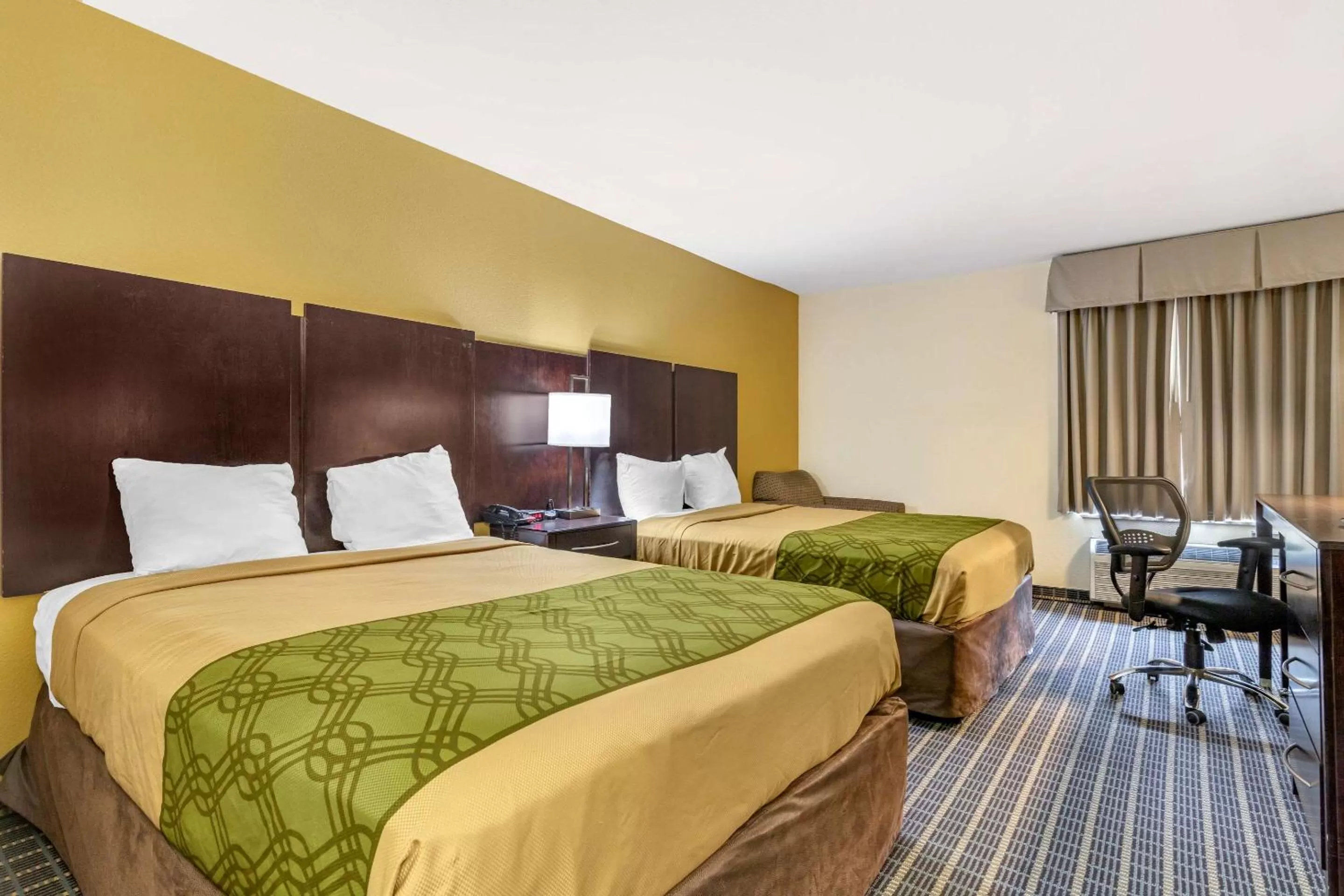 Photo of the whole room, Bed in Econo Lodge Brunswick Travel Center