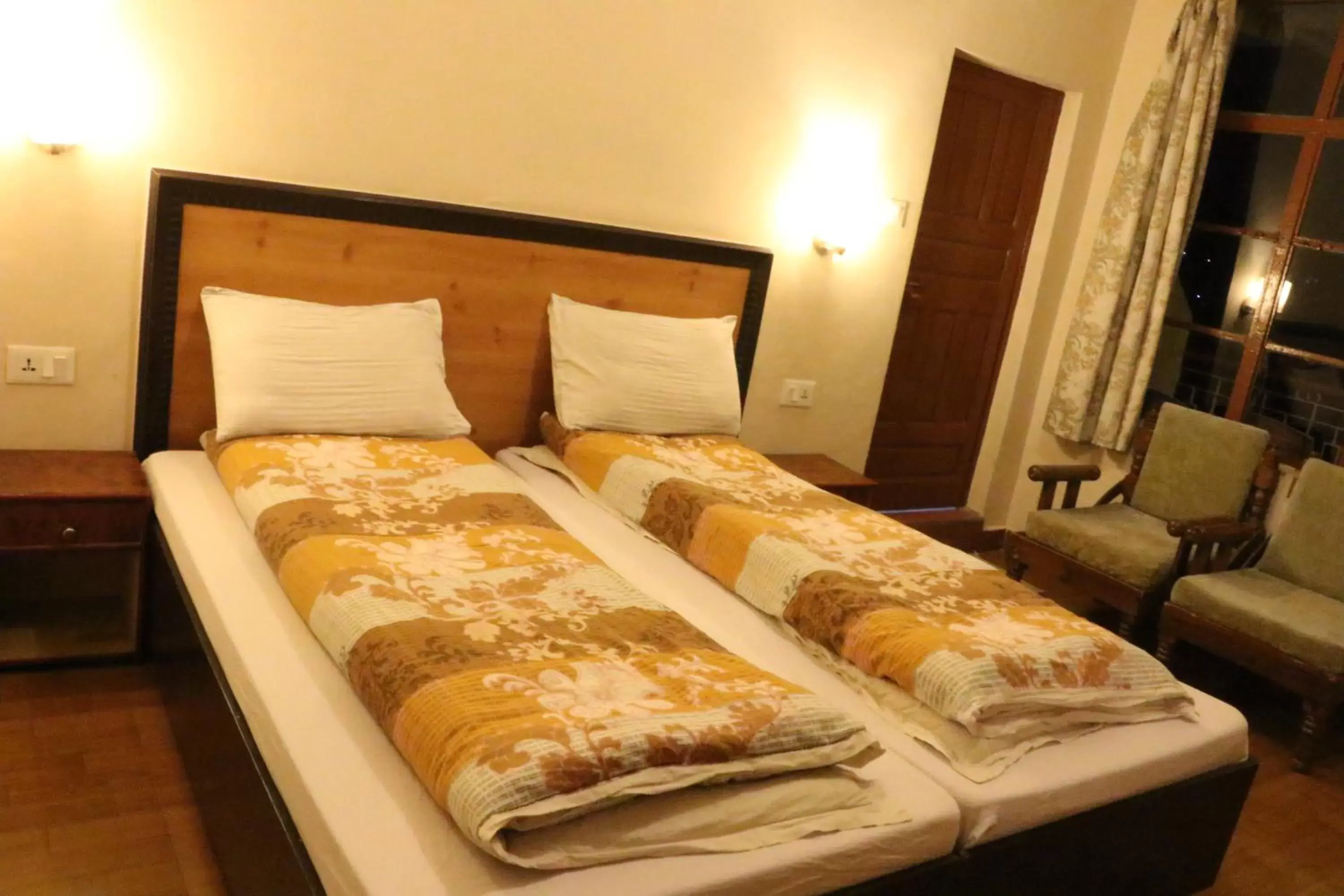 Budget Double Room in Green Hotel Budget Double Room in Green Hotel