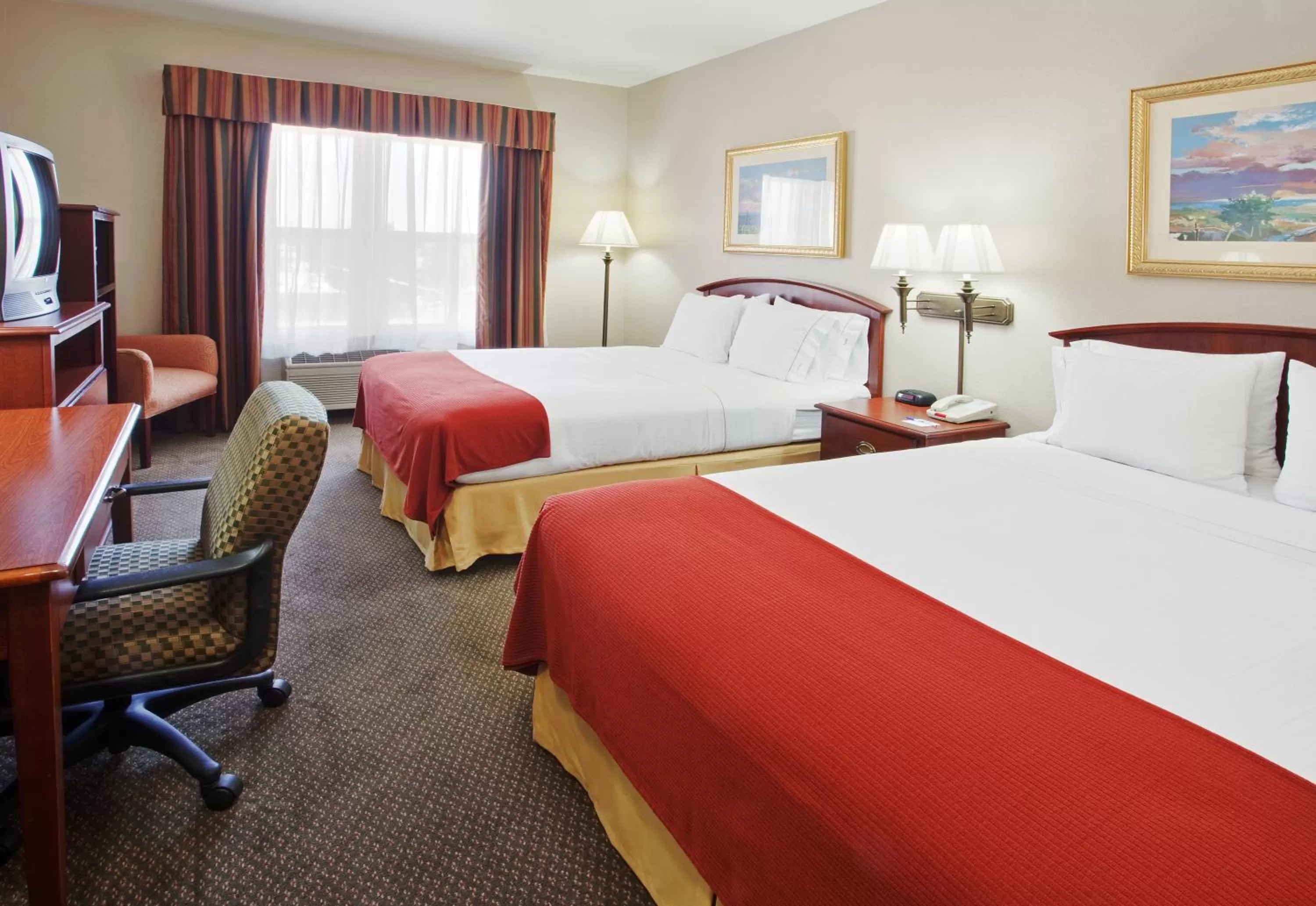 Photo of the whole room, Bed in Holiday Inn Express- West Sacramento by IHG