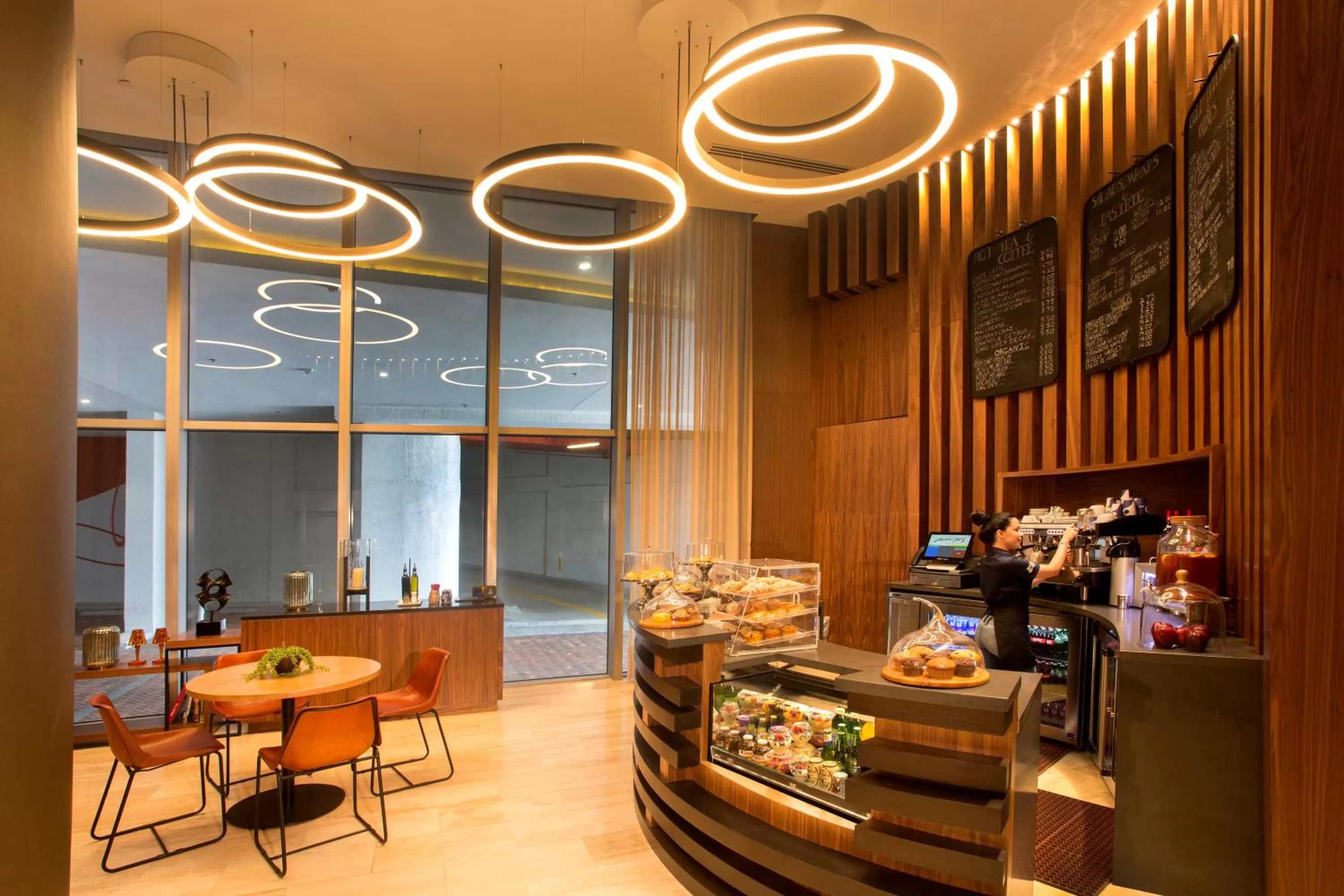 Lounge or bar, Restaurant/Places to Eat in Hyde Resort & Residences