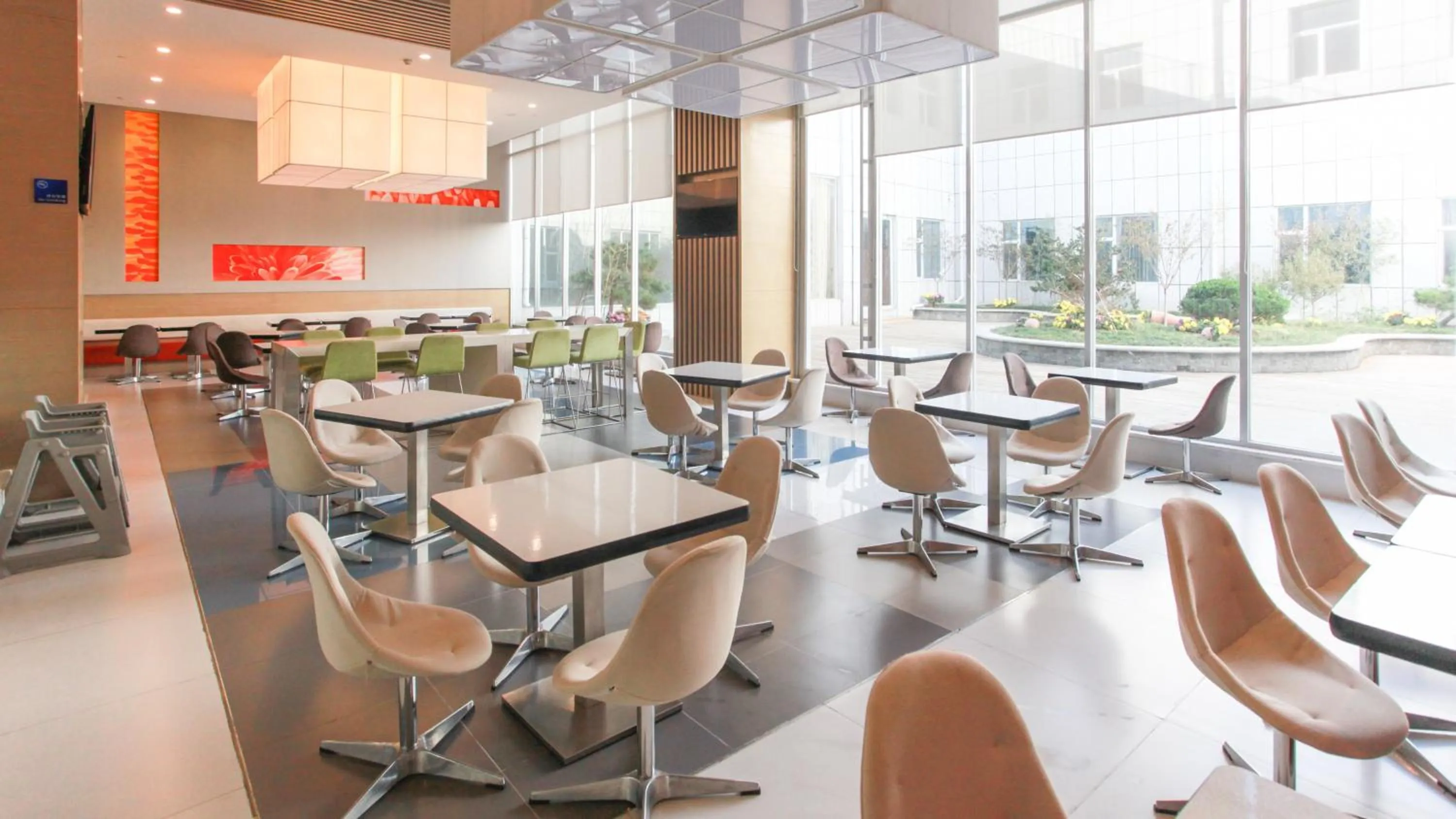 Restaurant/places to eat in Holiday Inn Express Weihai Hi-Tech Zone by IHG