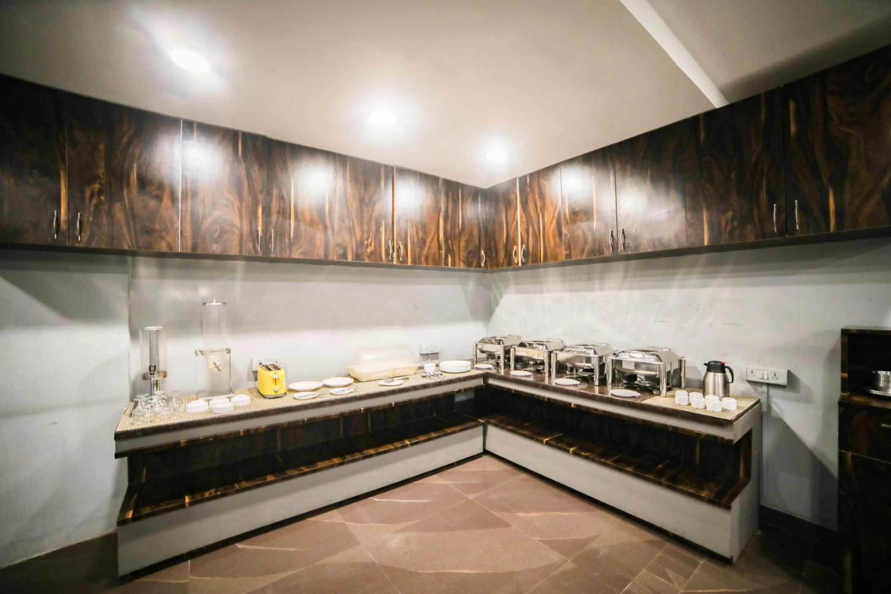 Restaurant/places to eat, Kitchen/Kitchenette in Hotel Golden Leaves