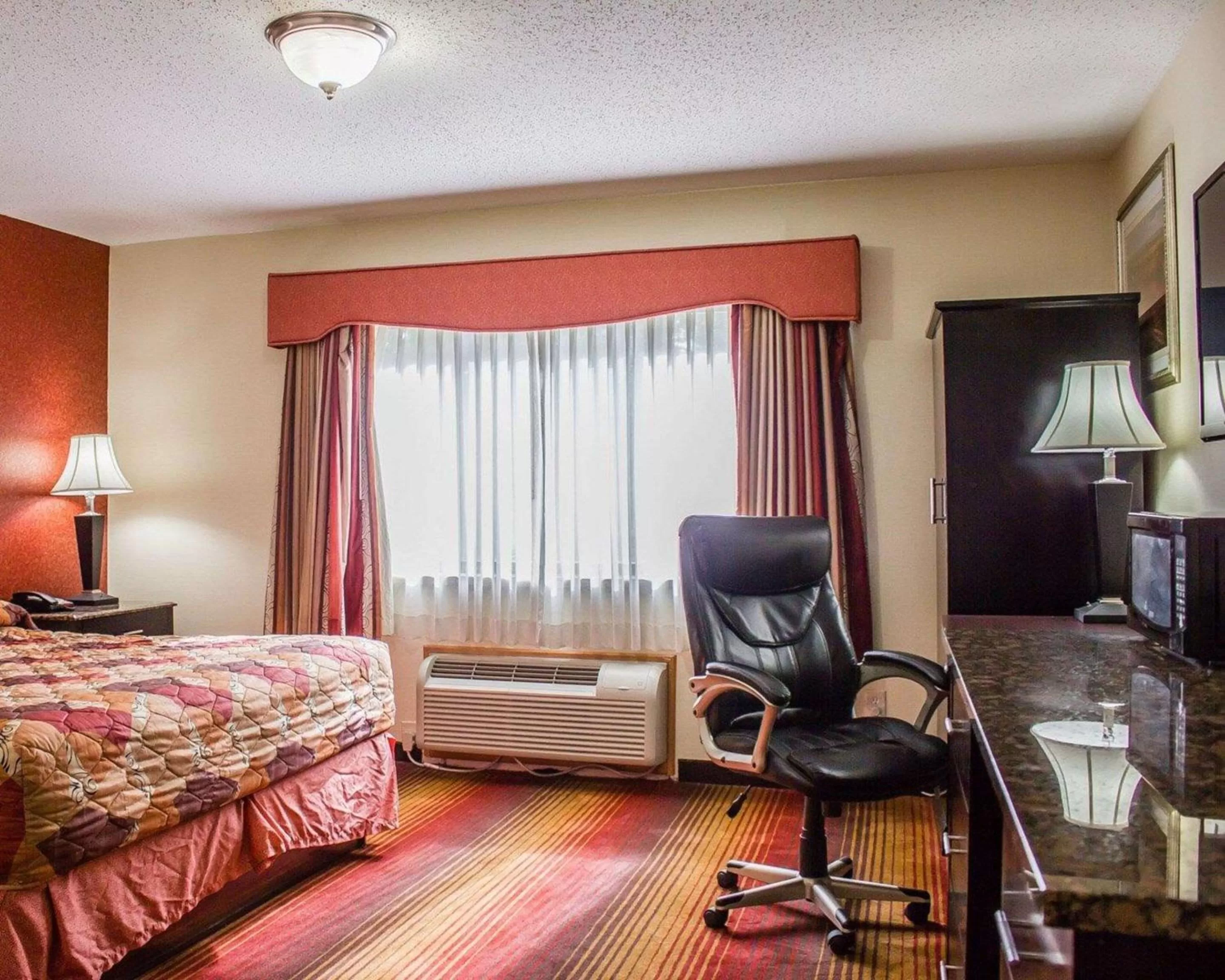 Photo of the whole room, Bed in Rodeway Inn MacArthur Airport