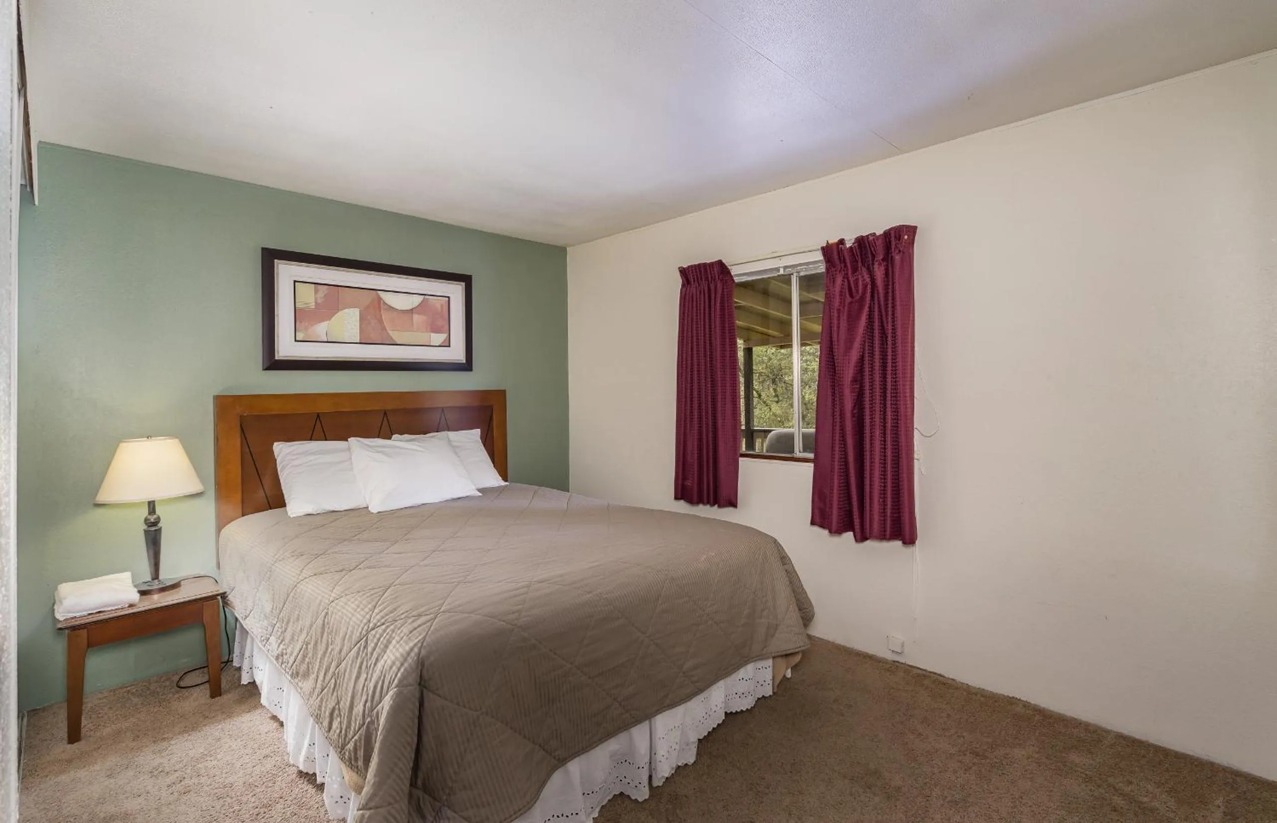 Bed in Mountain Trail Lodge and Vacation Rentals