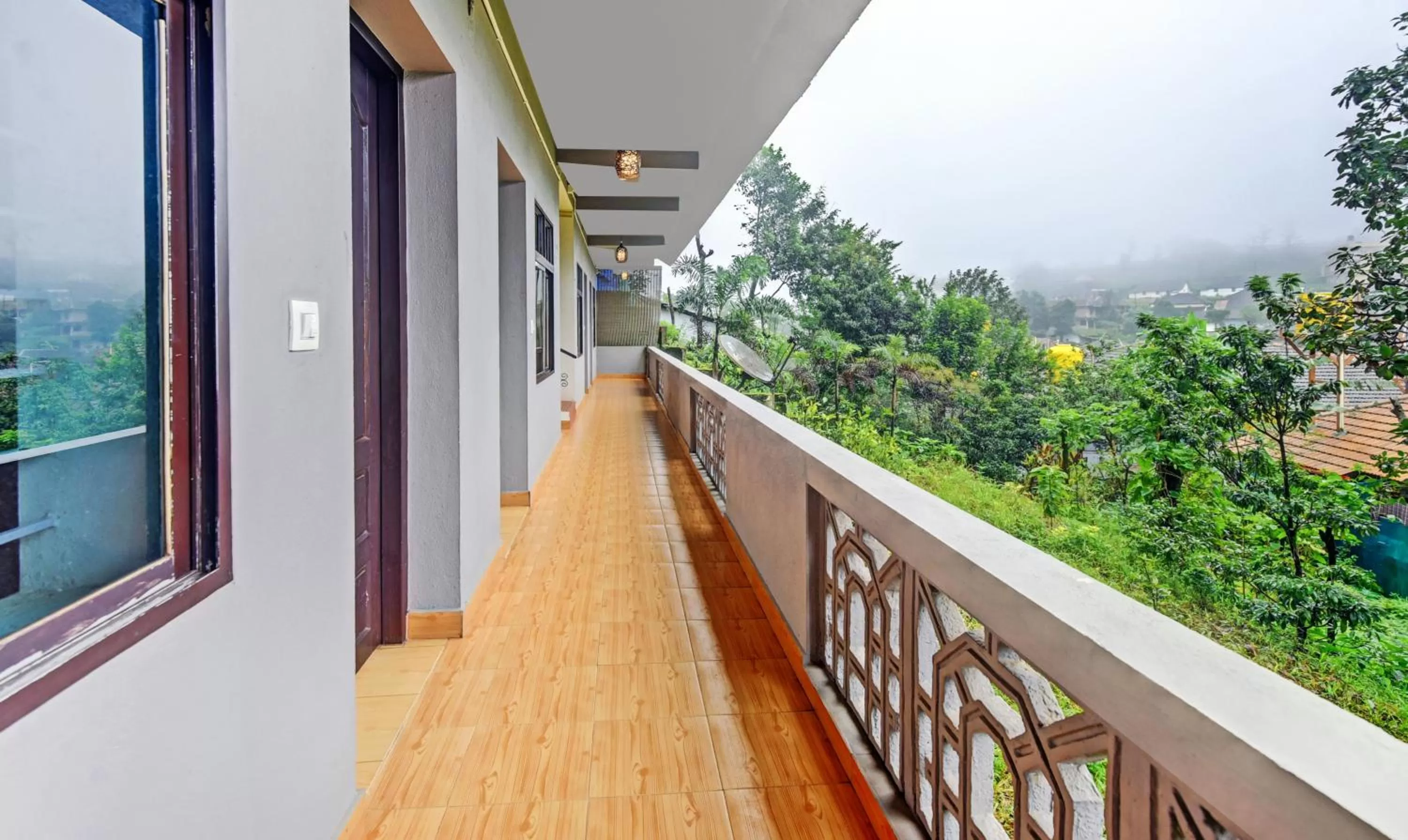 Balcony/Terrace in Itsy Hotels Igloo Residency, 400 Meters From Raja Seat Garden