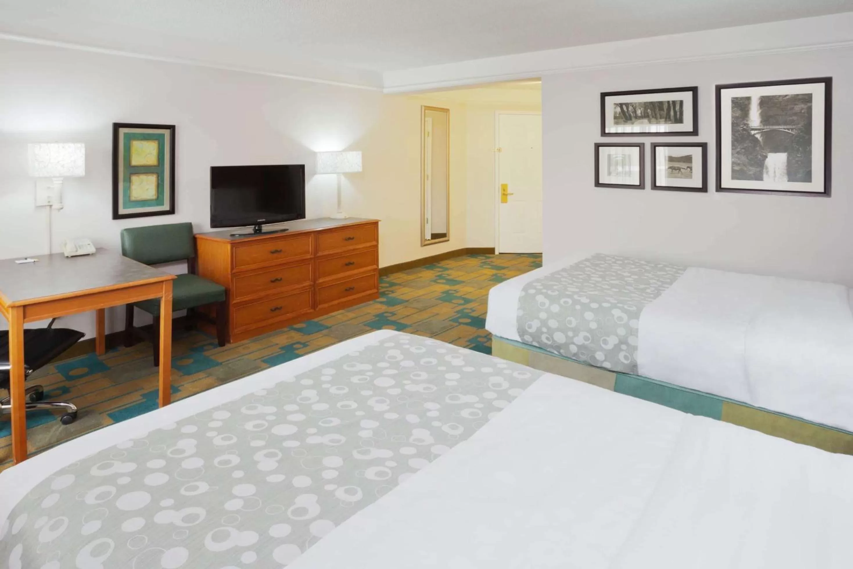 Photo of the whole room, Bed in La Quinta by Wyndham Salt Lake City Airport