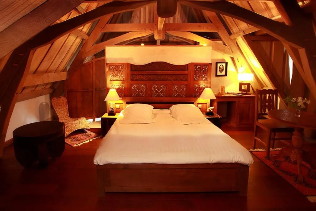 Photo of the whole room, Bed in Manoir des Indes, The Originals Relais
