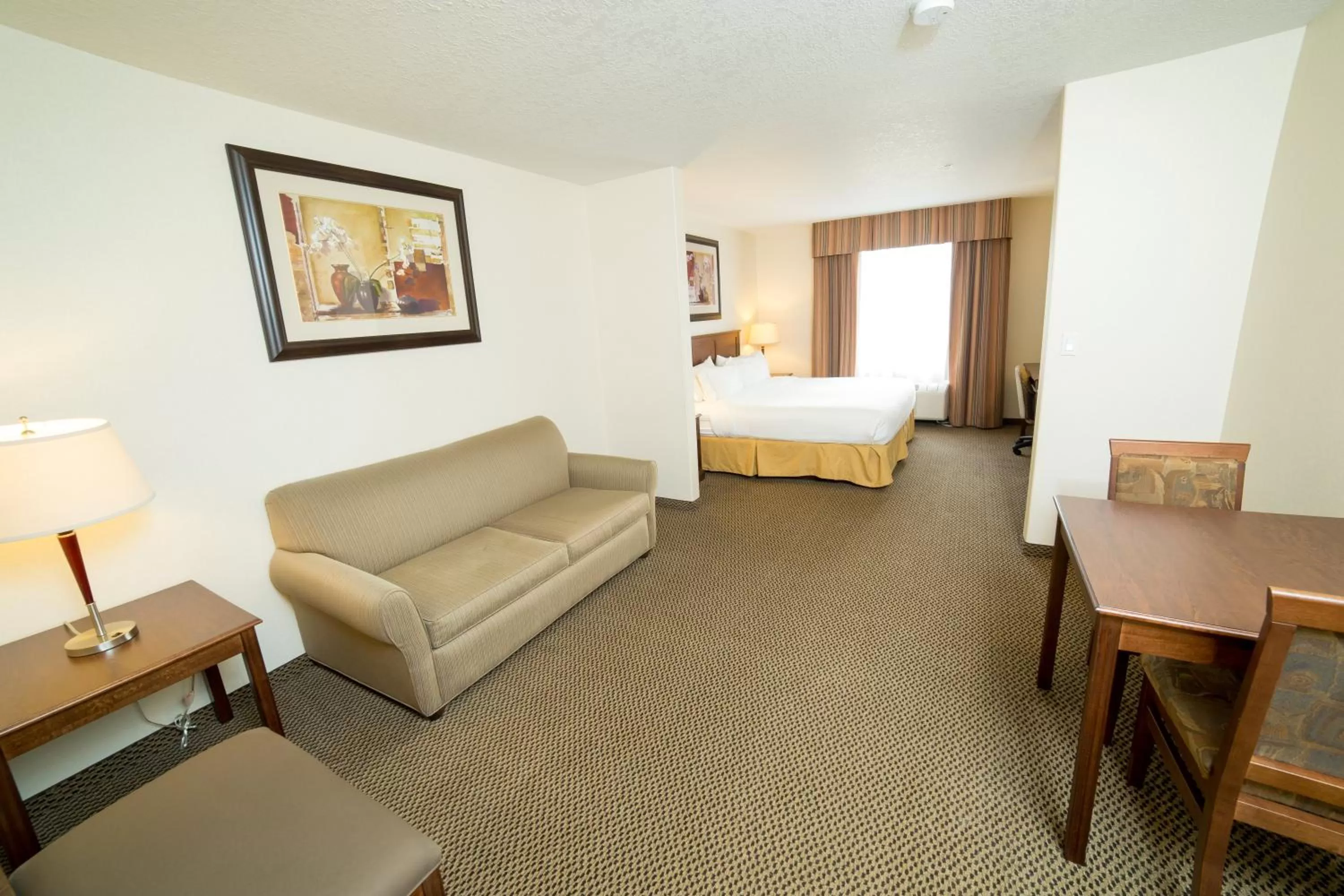 Photo of the whole room, Bed in Holiday Inn Express & Suites Drayton Valley by IHG