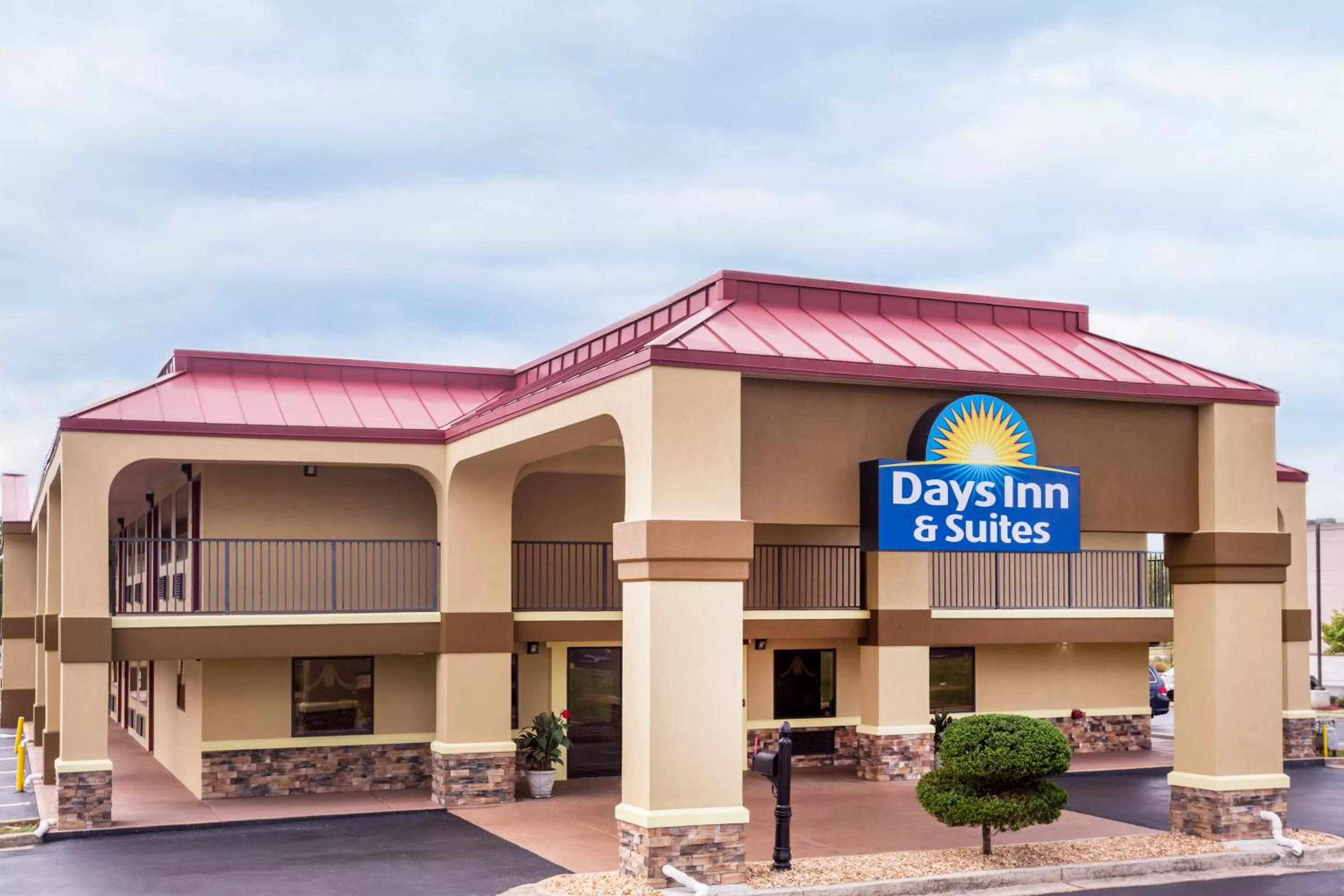 Facade/entrance in Days Inn & Suites by Wyndham Warner Robins Near Robins AFB