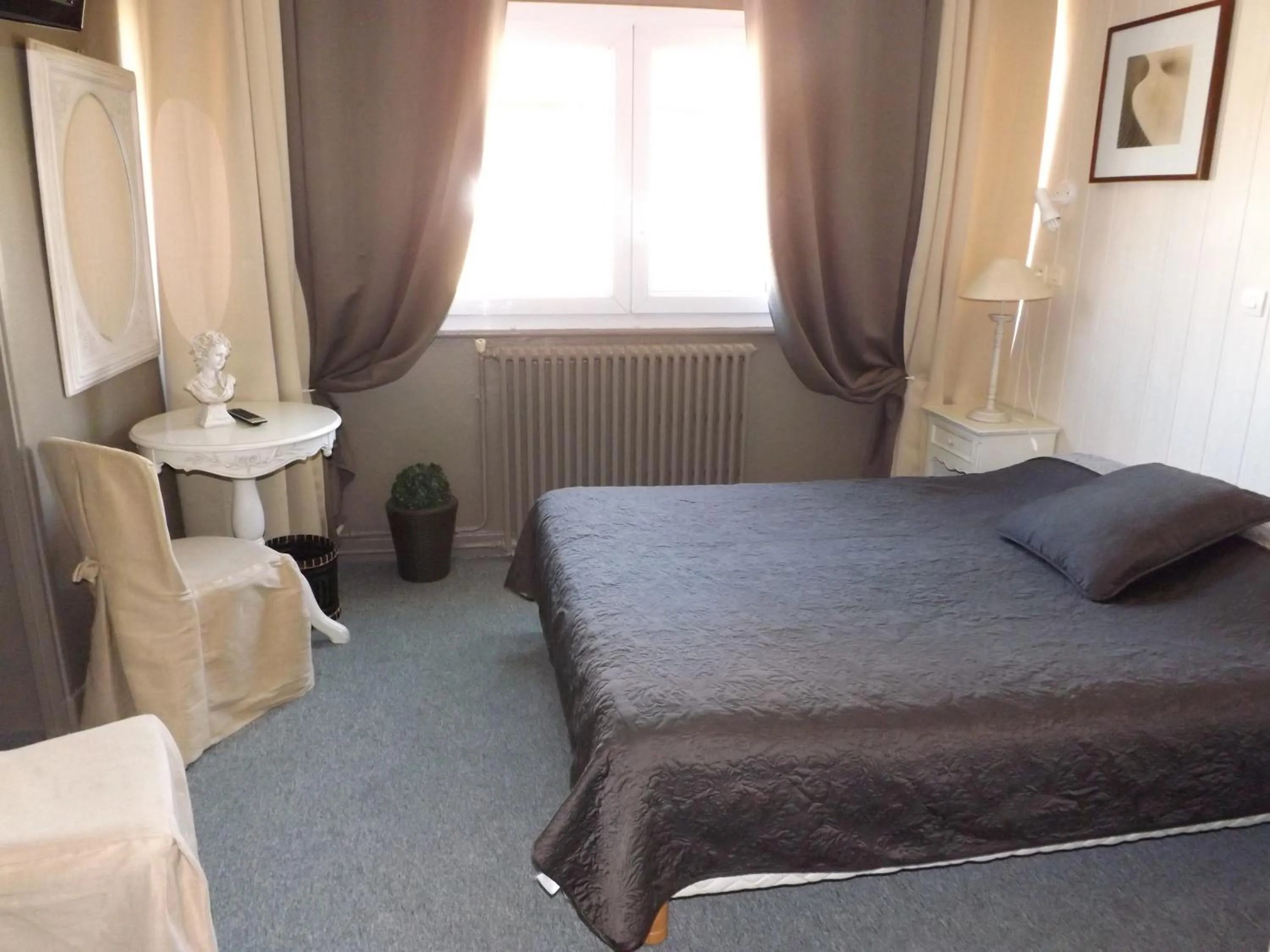 Photo of the whole room in Hôtel De Londres