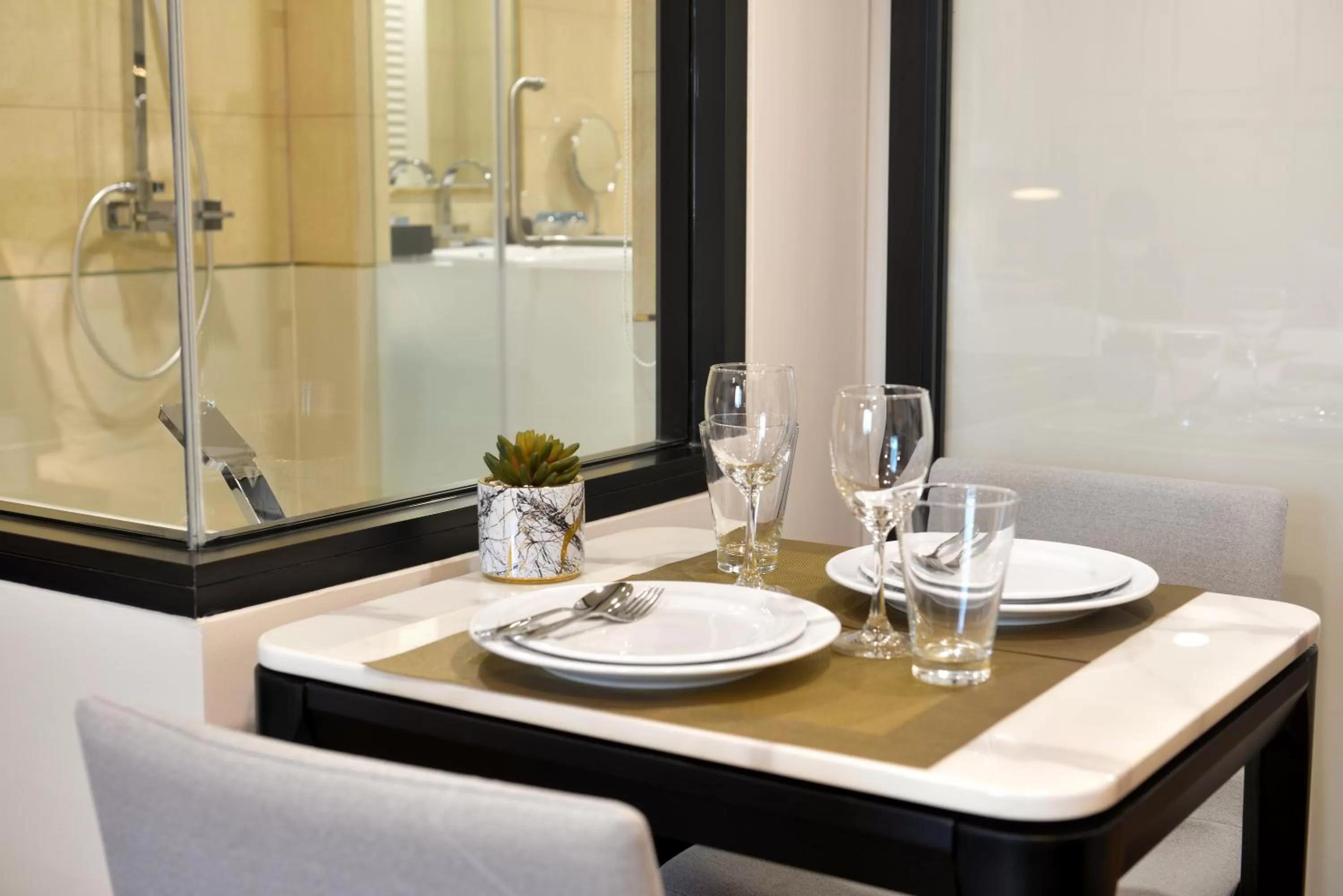 Dining area in Oakwood Hotel & Residence Bangkok