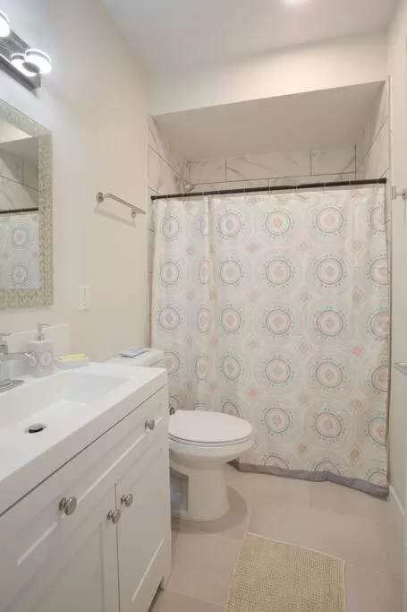 Bathroom in Cute Studio With Large Balcony and Great Park View