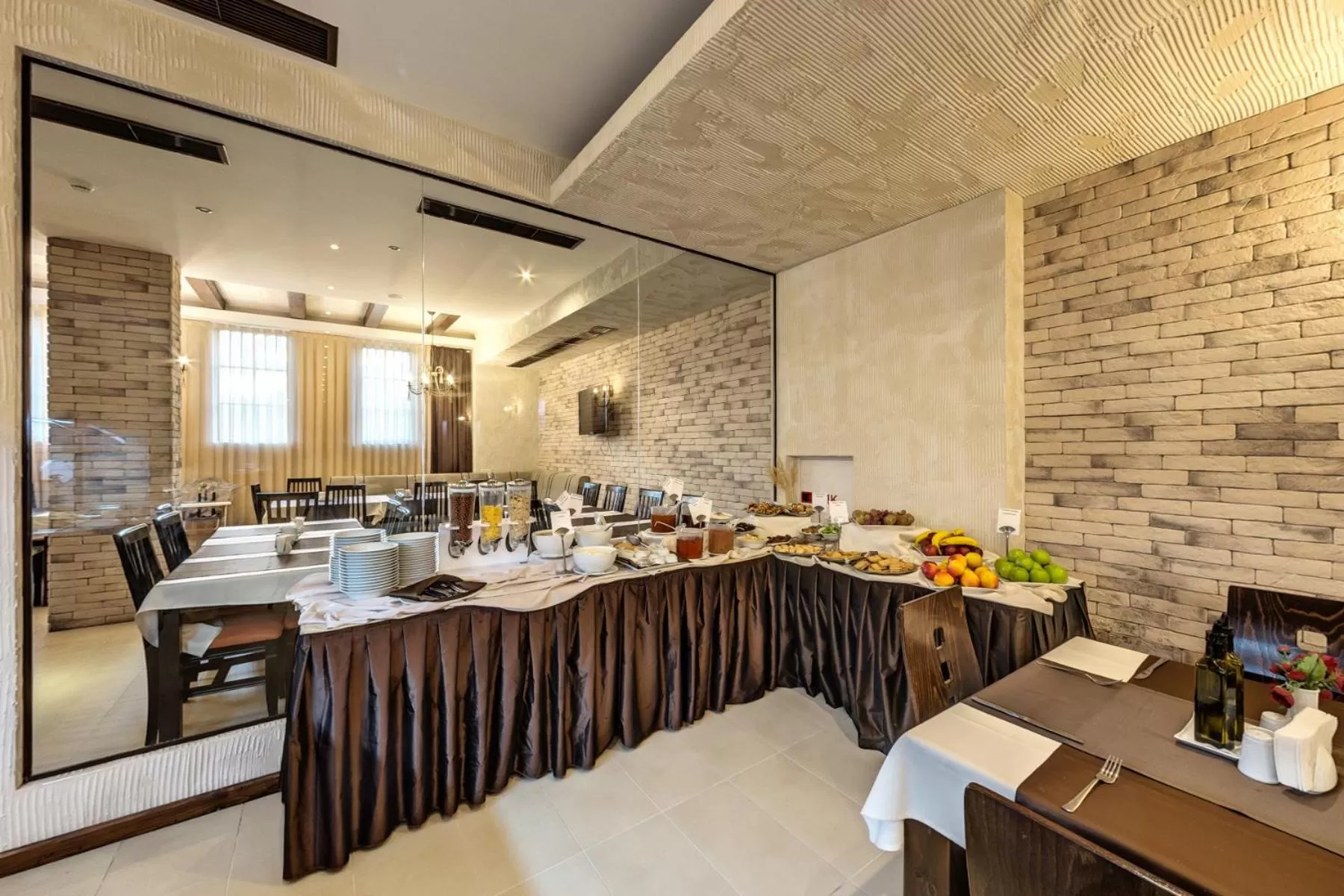 Restaurant/places to eat in Grand Royale Apartment Complex & Spa