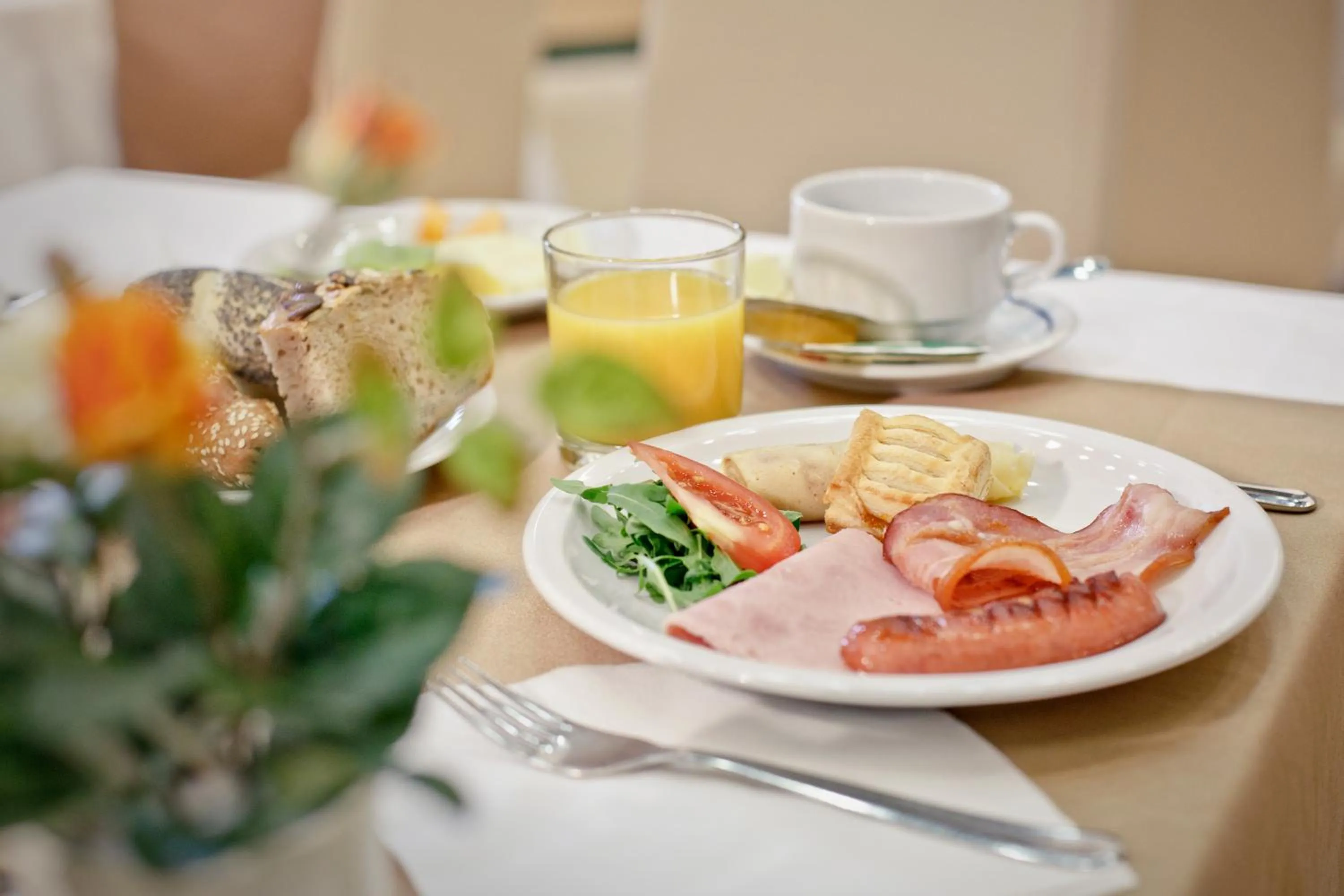 Restaurant/places to eat in Hotel Central