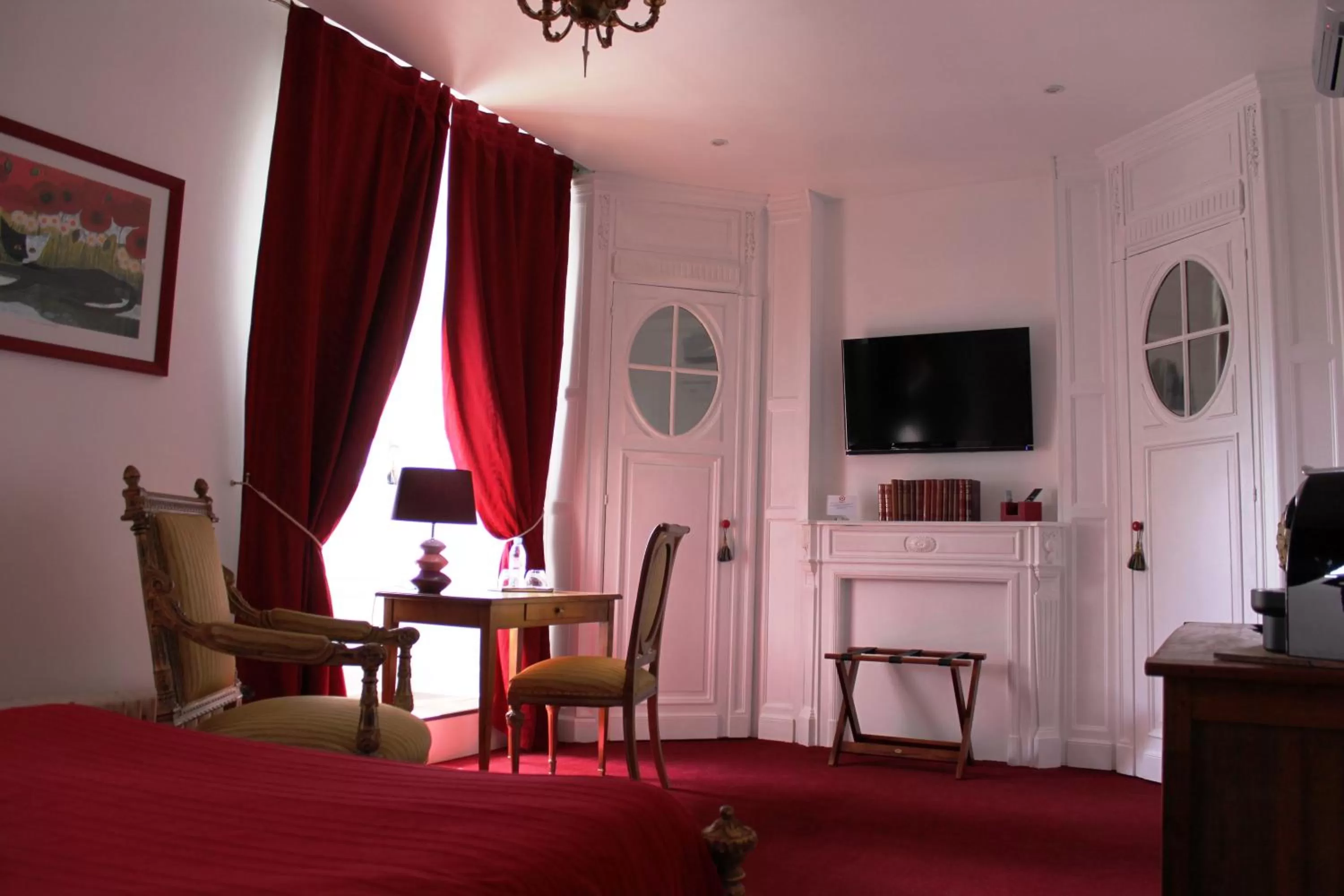 Photo of the whole room, TV/Entertainment Center in Résidence et Chambres d'Hôtes de La Porte d'Arras