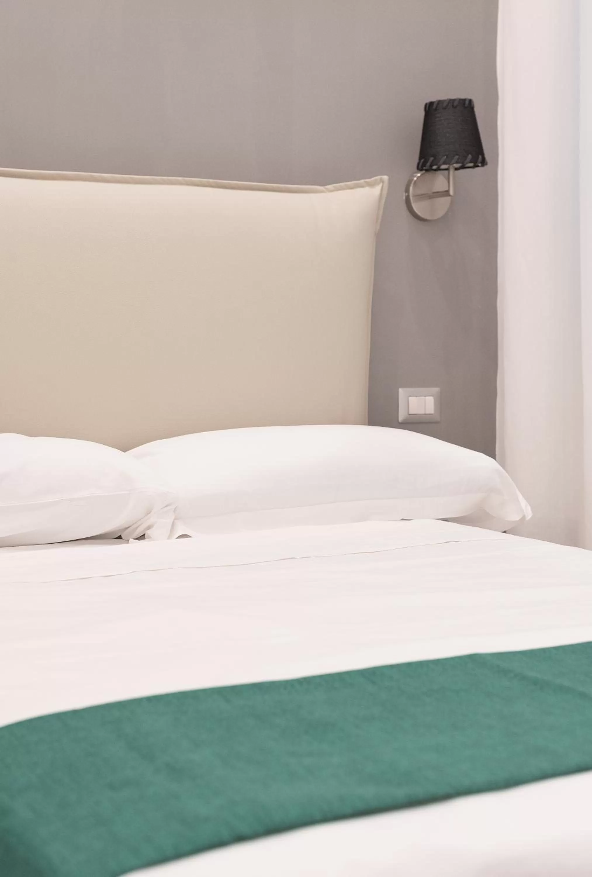 Photo of the whole room, Bed in Toledo in