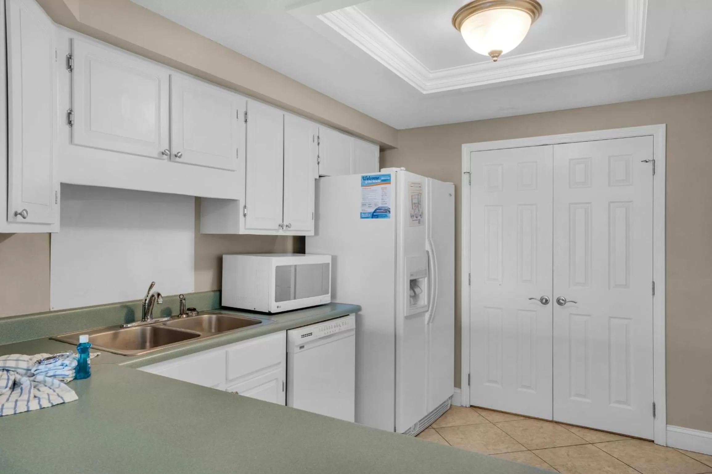Kitchen/Kitchenette in Shoreline Towers 1024