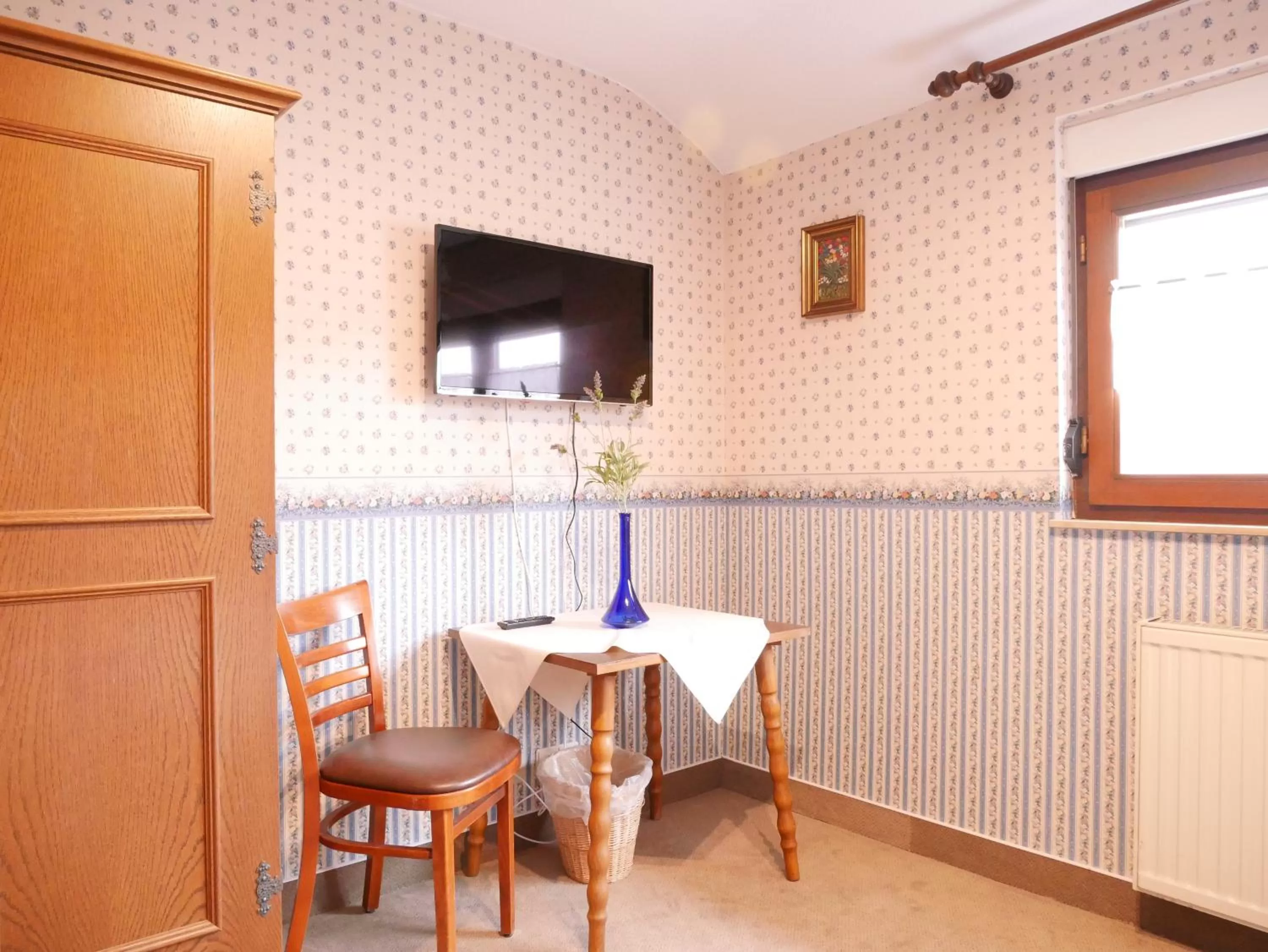 TV and multimedia, TV/Entertainment Center in Gasthaus Engel