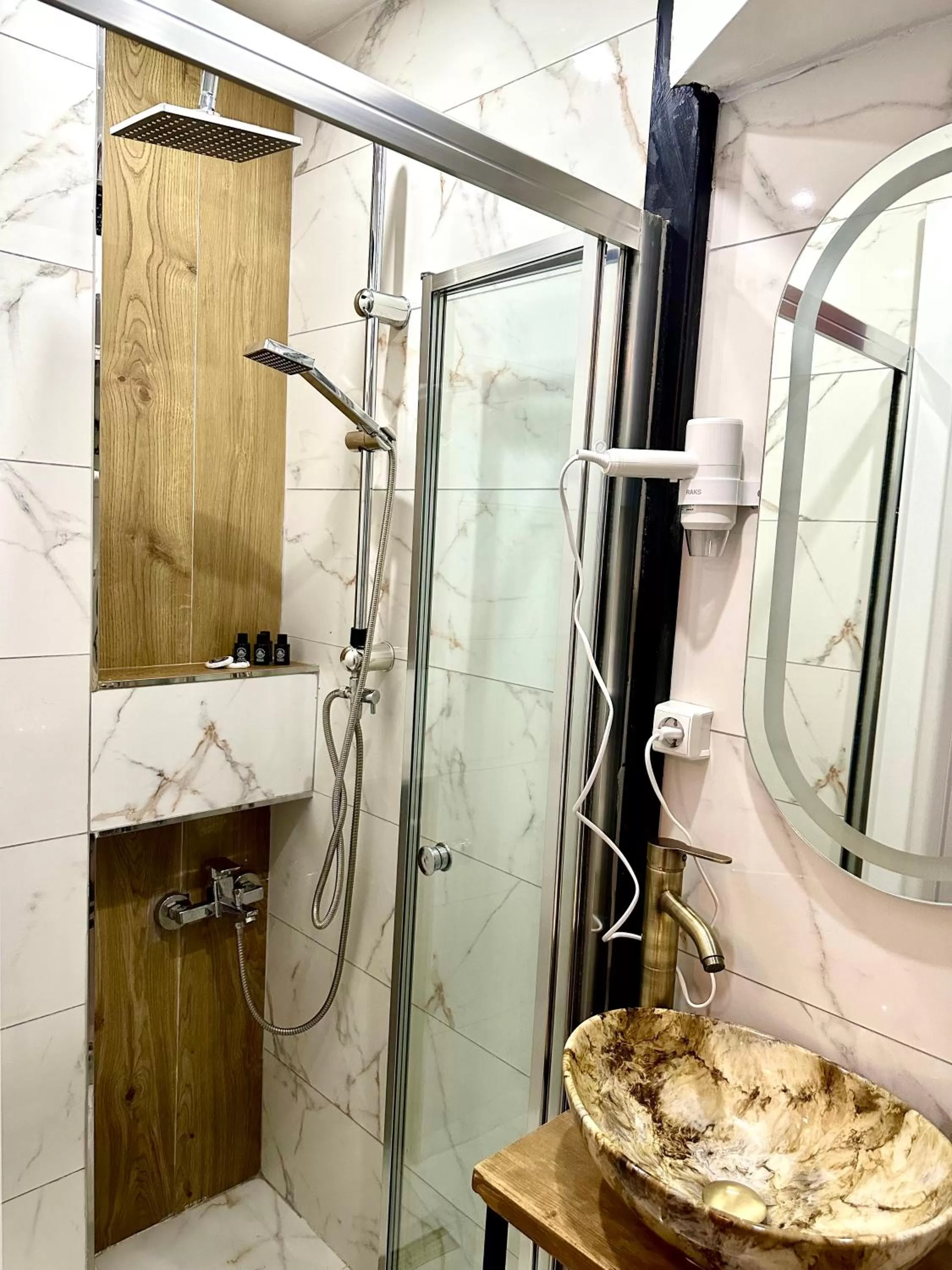 Shower in Newalla Hotel Old City