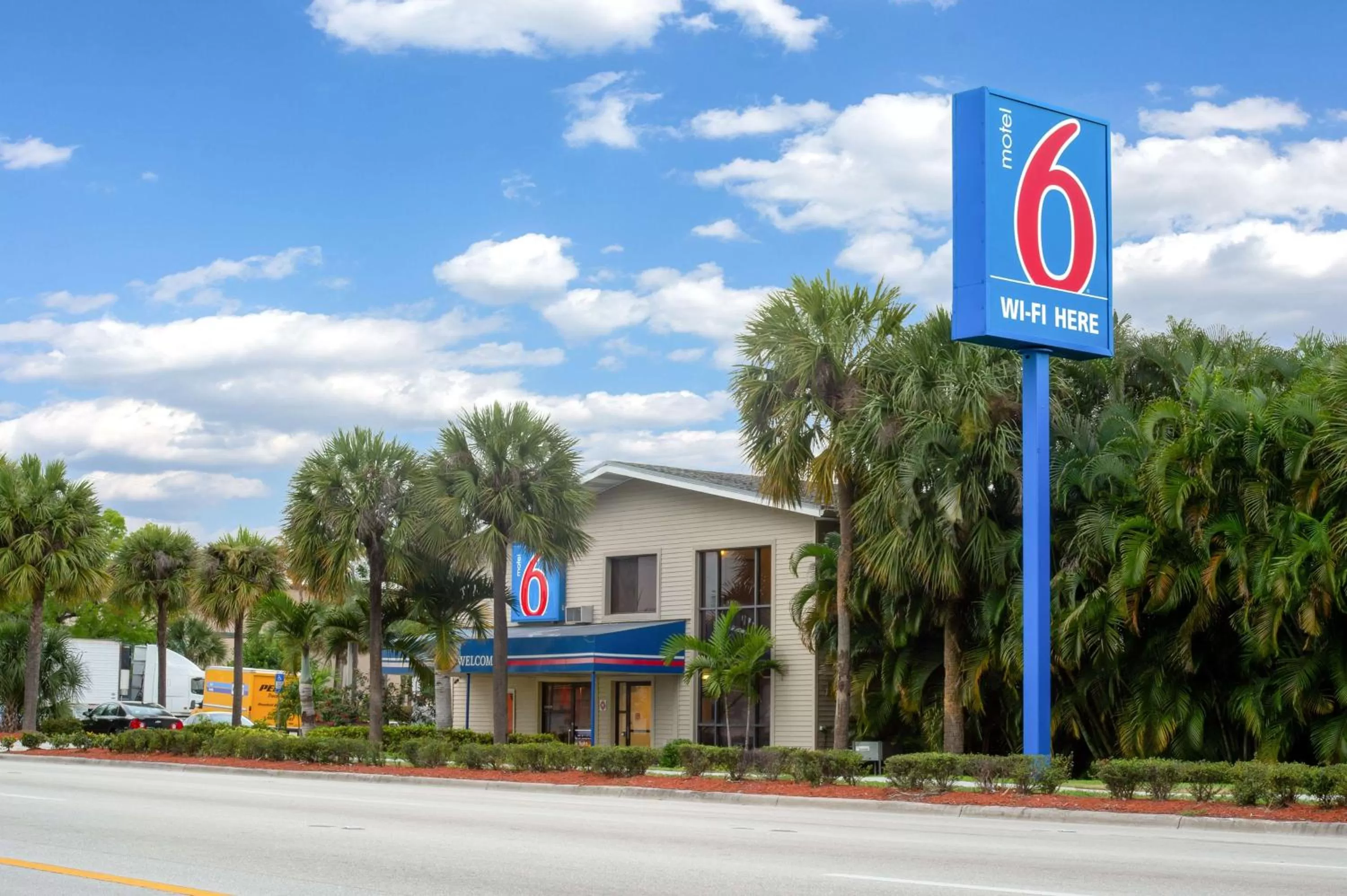 Property building in Motel 6-Fort Lauderdale, FL