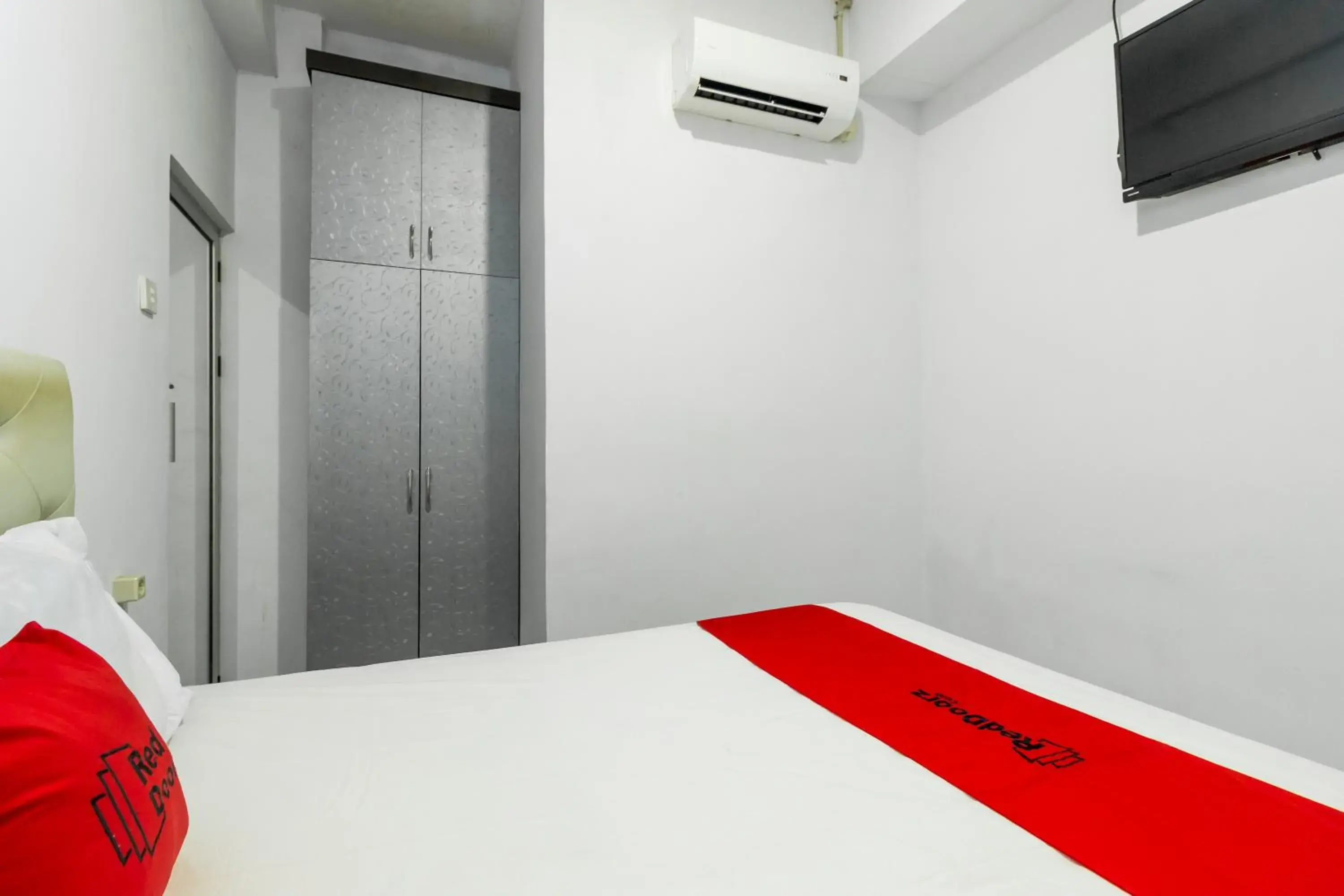 RedDoorz Double Room in Reddoorz near Gajah Mada Plaza 2 RedDoorz Double Room in Reddoorz near Gajah Mada Plaza 2