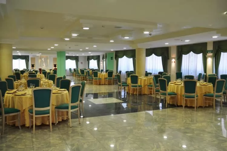 Dining area in Hotel Holiday