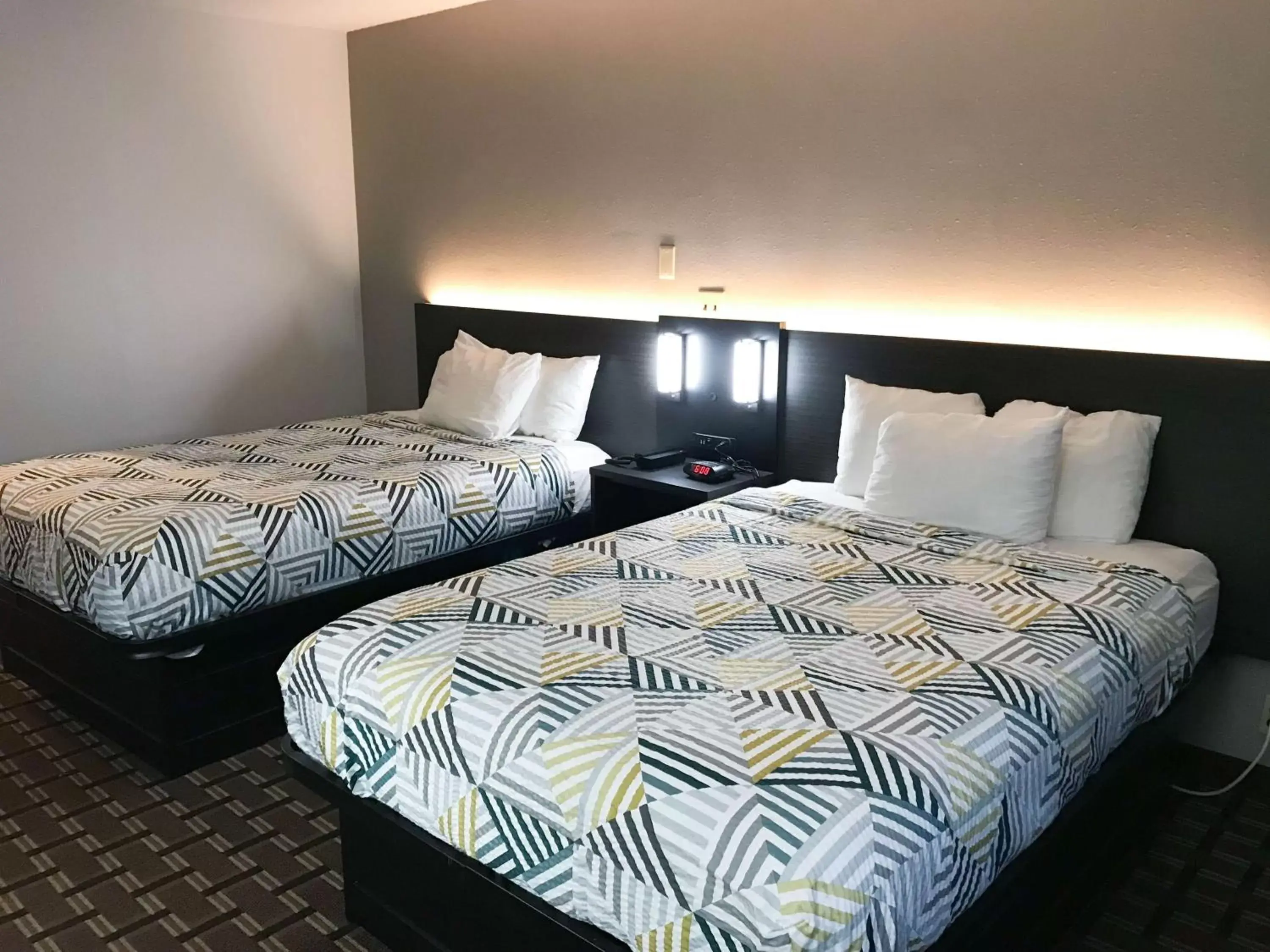 Classic Quadruple Room - Smoking in Studio 6 Suites Tupelo, MS Classic Quadruple Room - Smoking in Studio 6 Suites Tupelo, MS