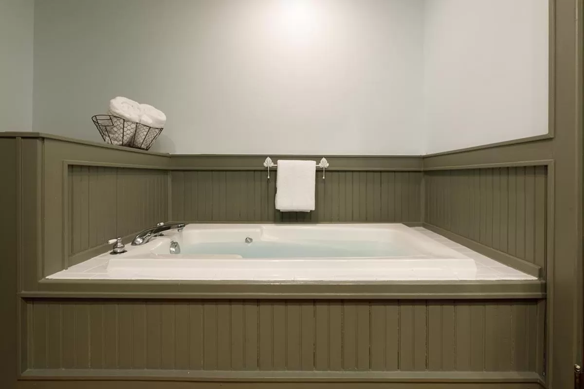 Bath in Friends Lake Inn
