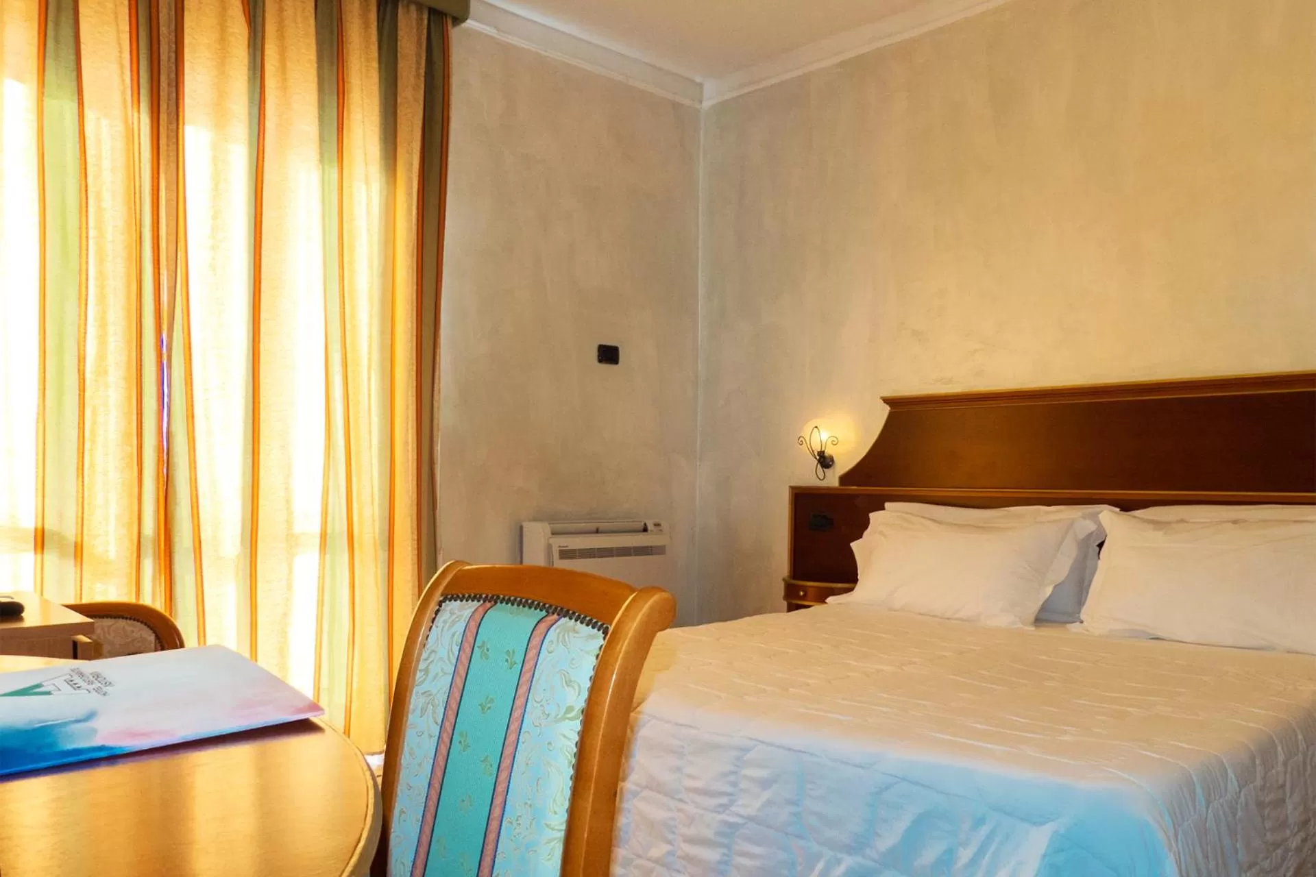 Bedroom, Bed in Hotel Astoria