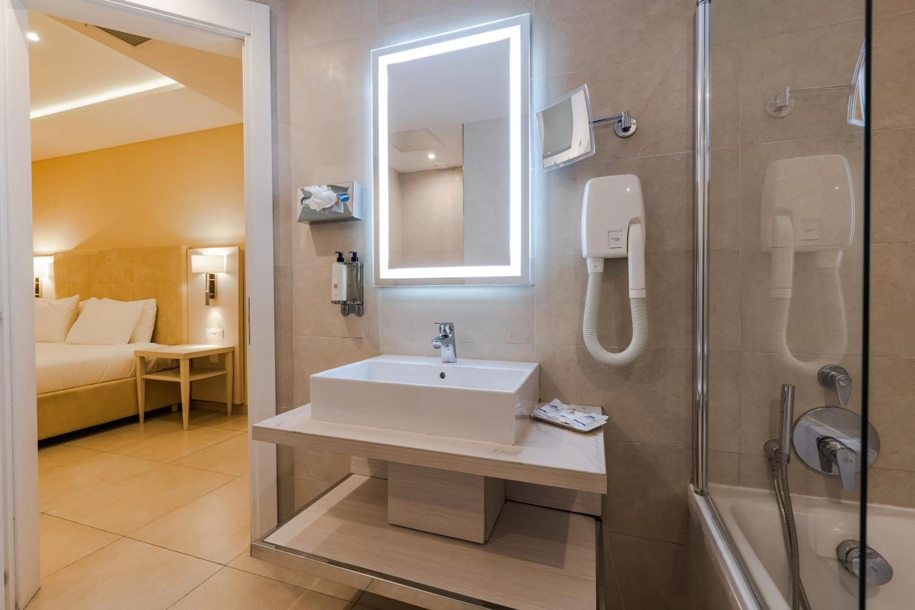 Bathroom, Bed in Maritim Antonine Hotel & Spa