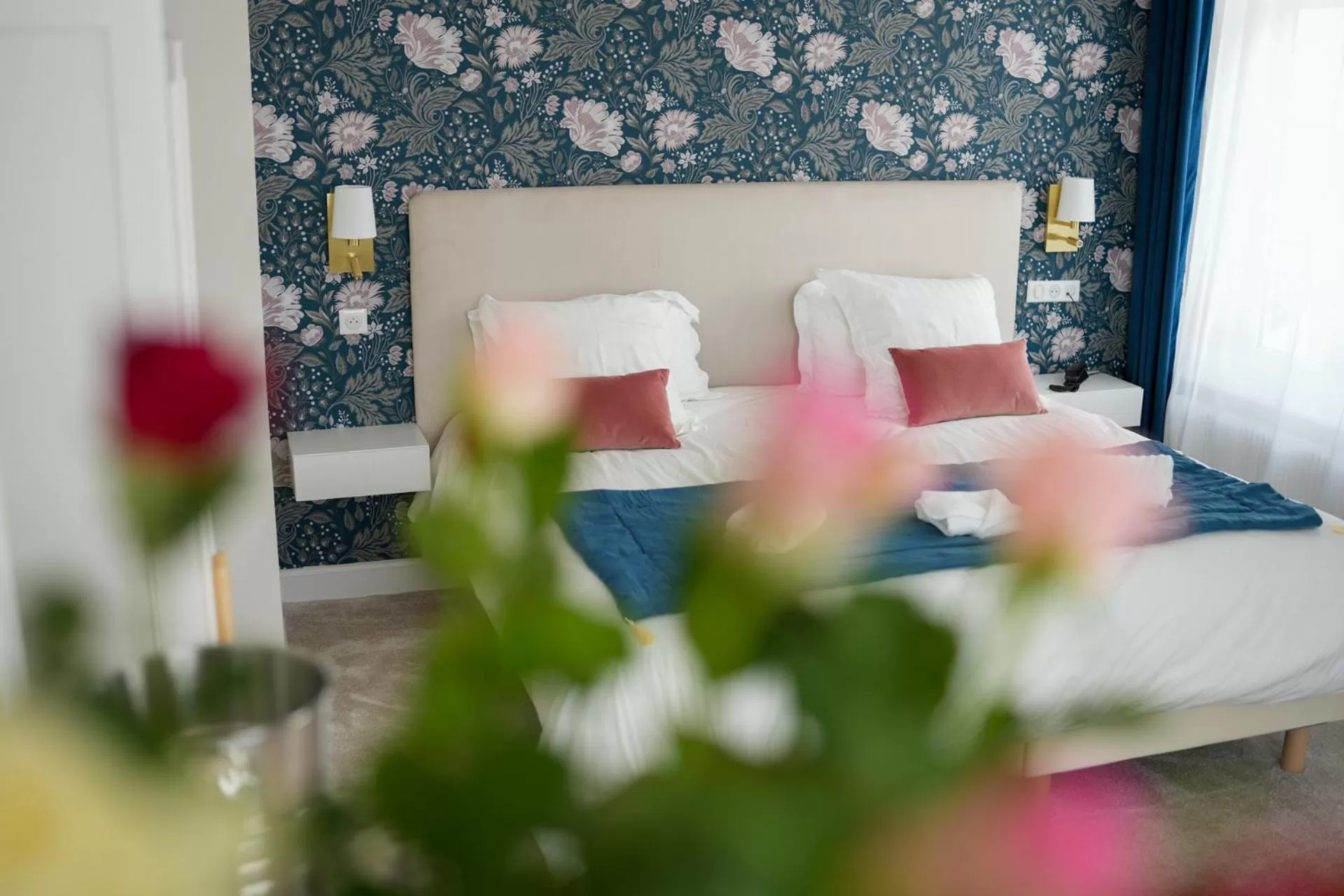 Property building, Bed in Hôtel Échappée en Baie - Parking privé gratuit dont forfaits bornes électriques réservable