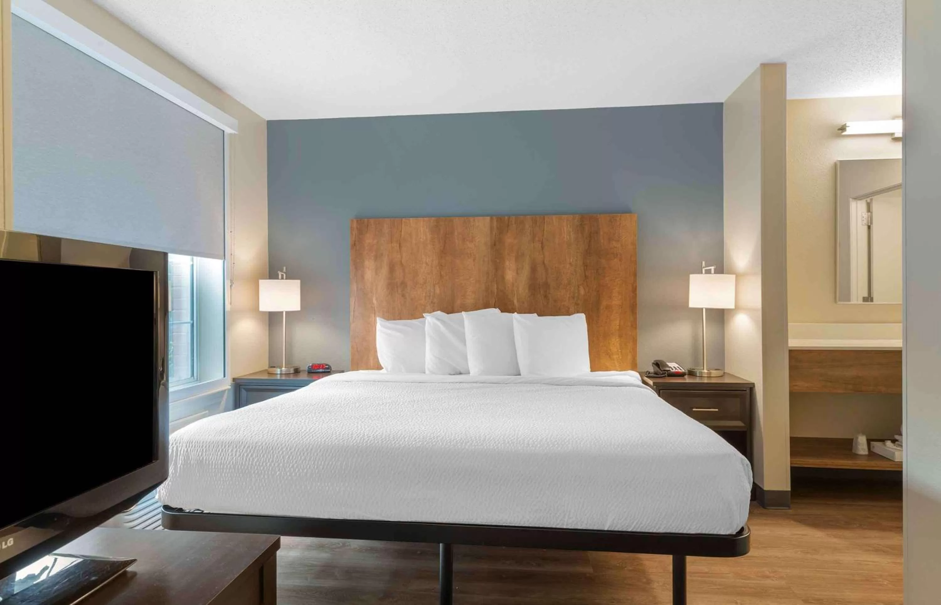 Bedroom, Bed in Extended Stay America Suites - Boston - Burlington