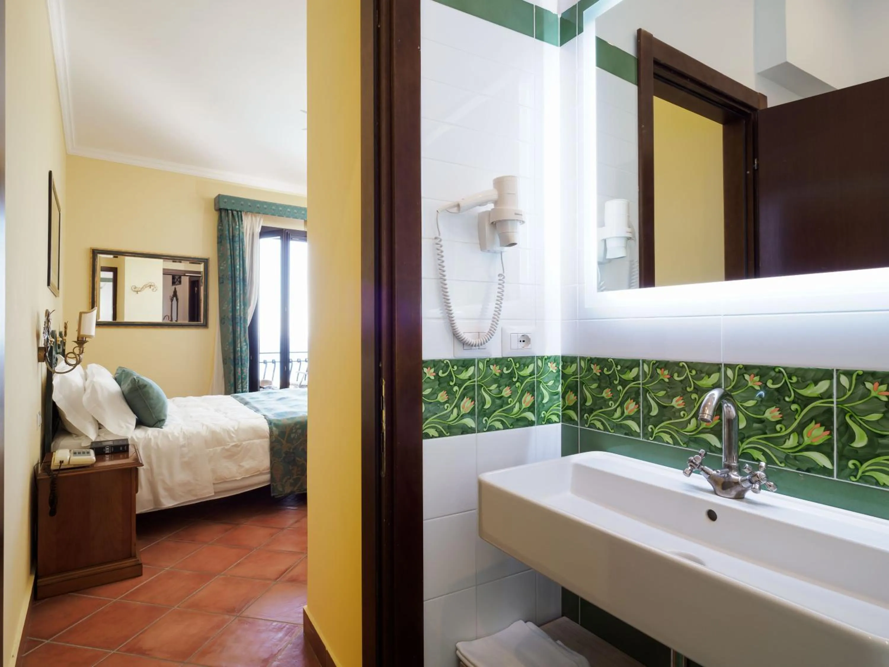 Shower, Bed in Hotel Sirius