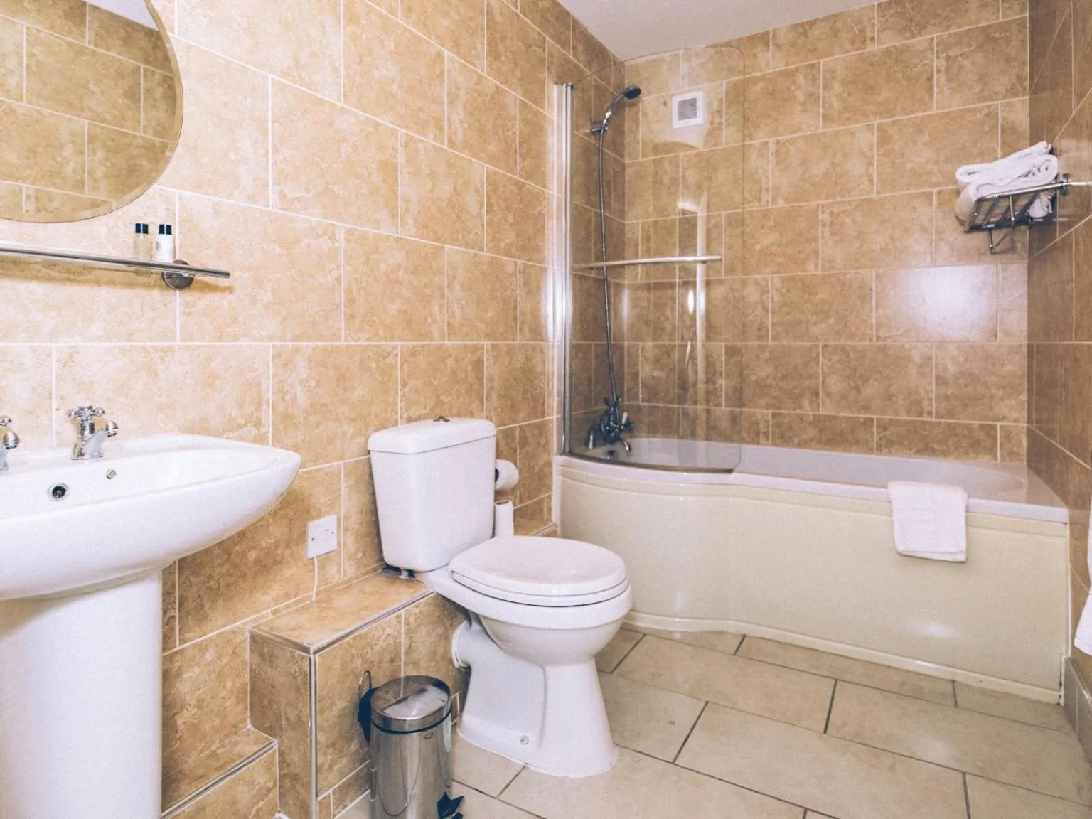 Bathroom in Hardwick Arms Hotel