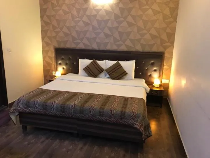 Bedroom, Bed in Pals Inn