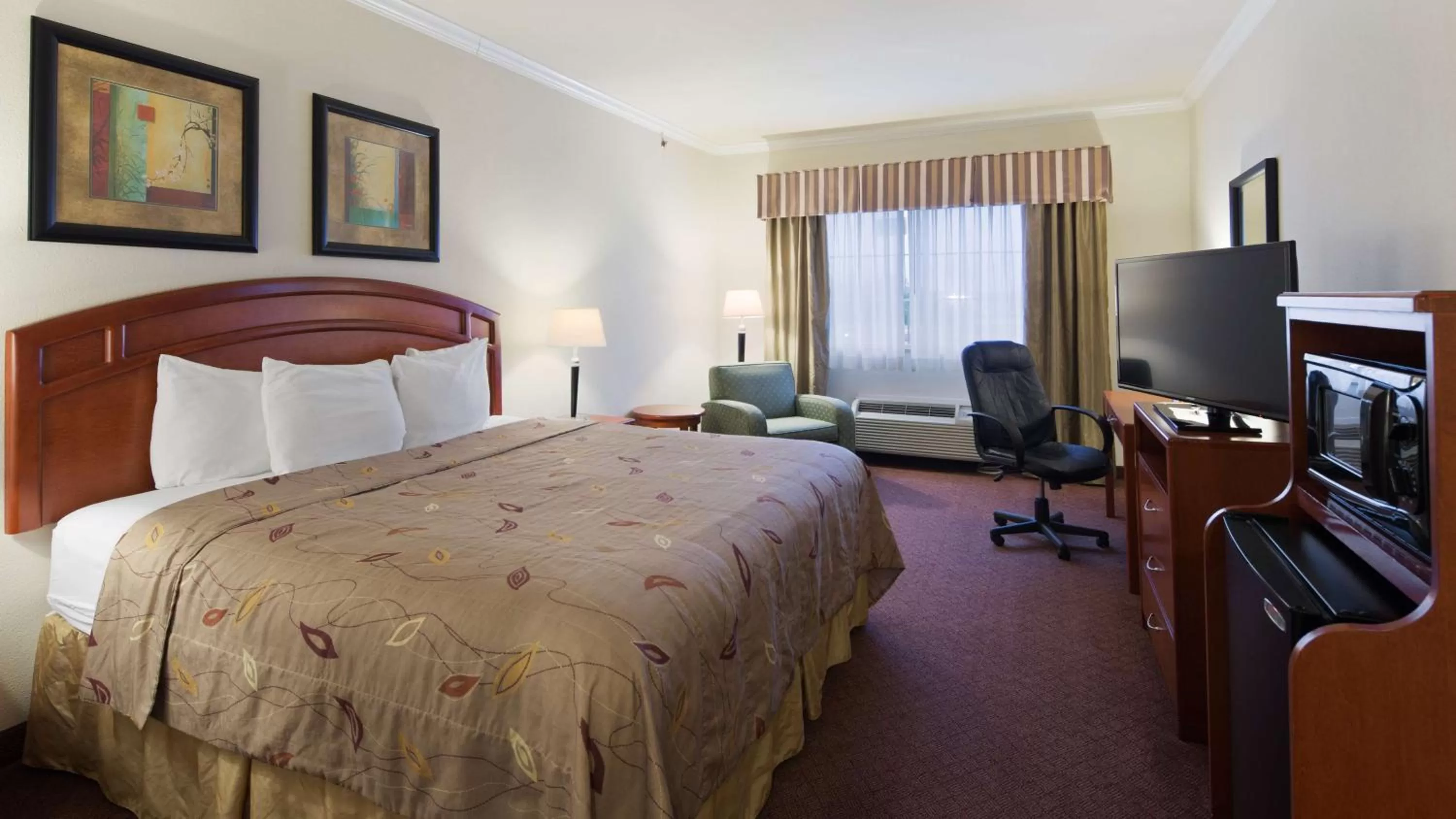 Photo of the whole room, Bed in Best Western Cleveland Inn & Suites