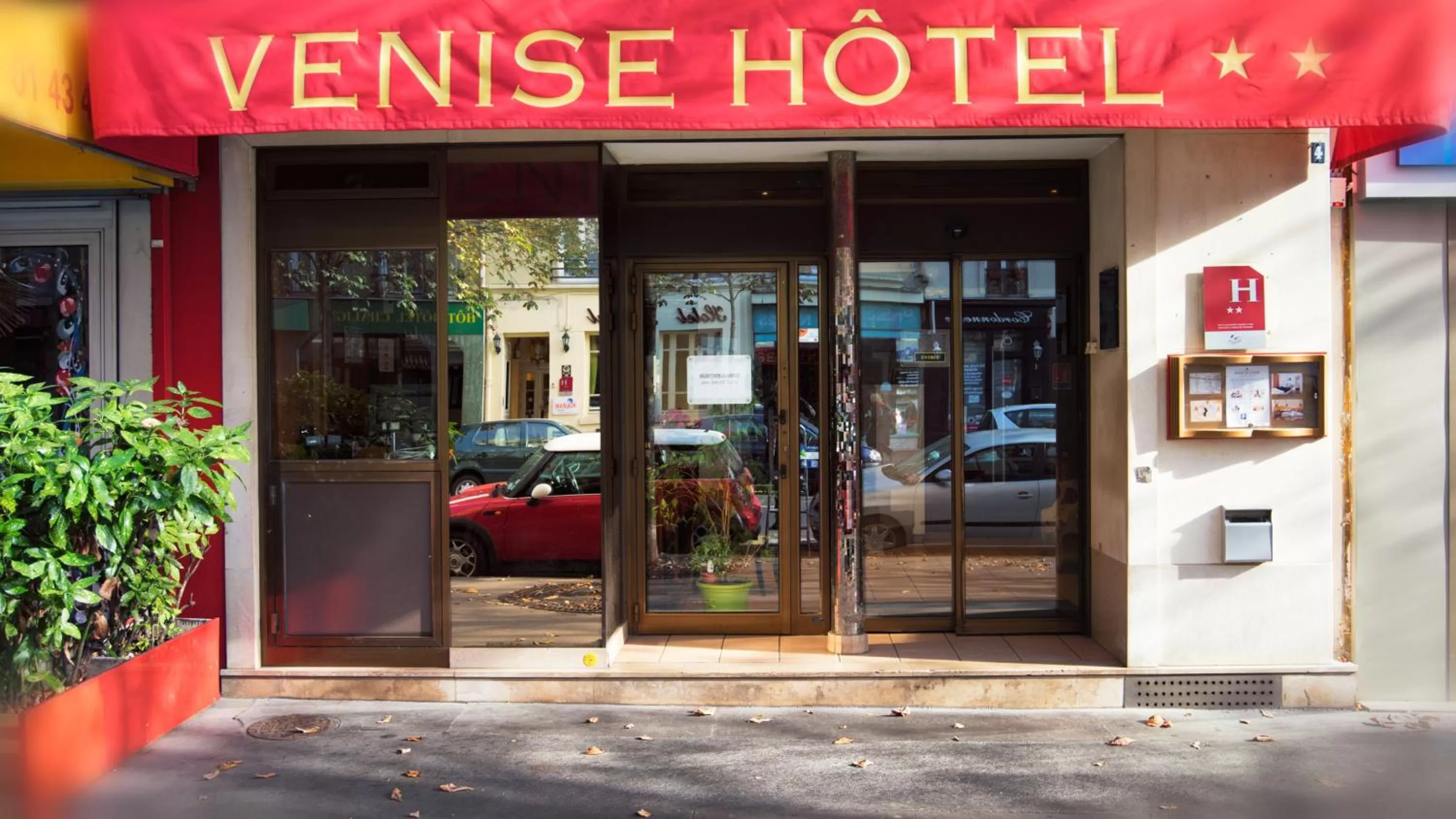 Property building in Hôtel De Venise