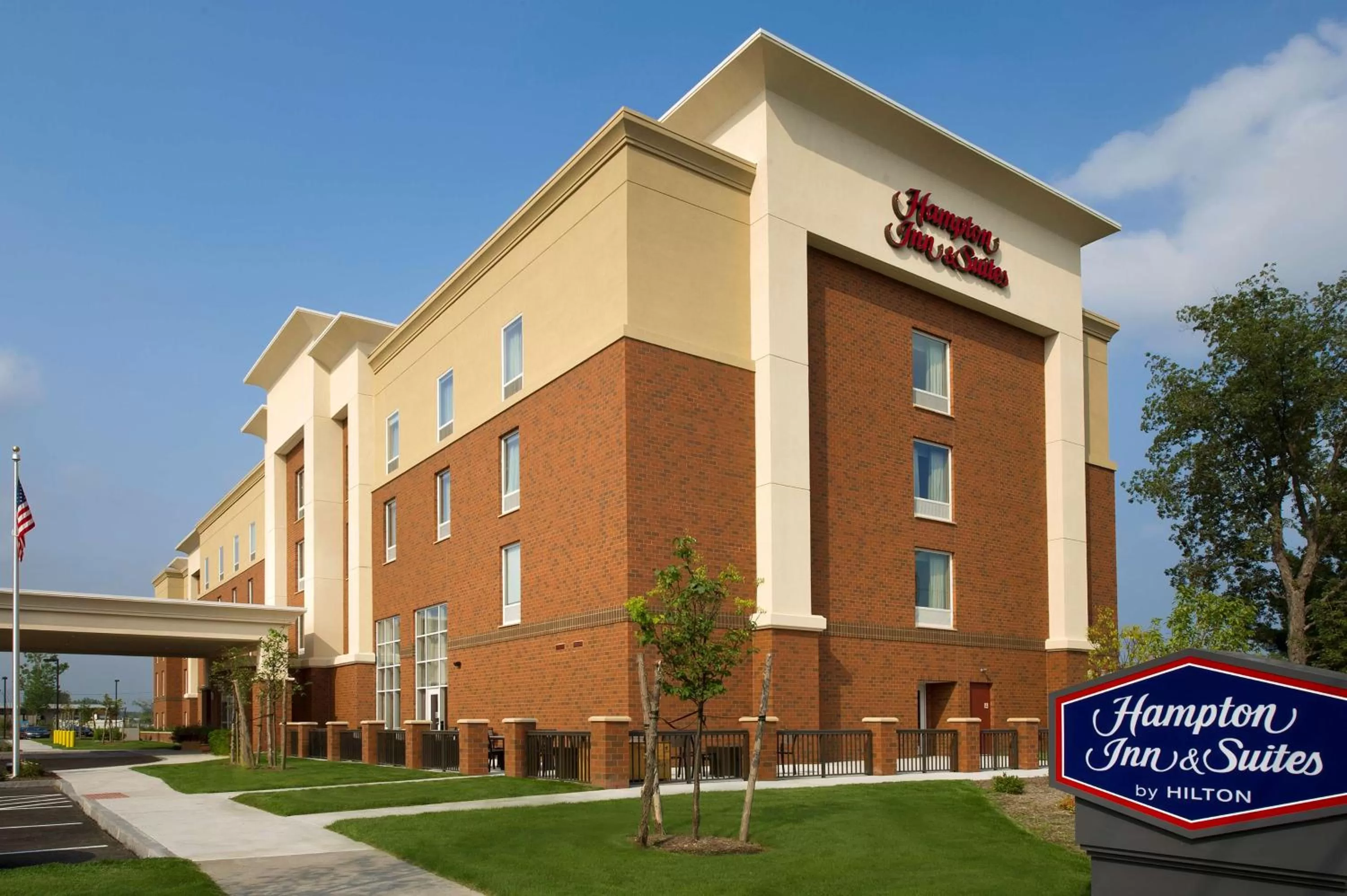 Property building in Hampton Inn & Suites Syracuse/Carrier Circle