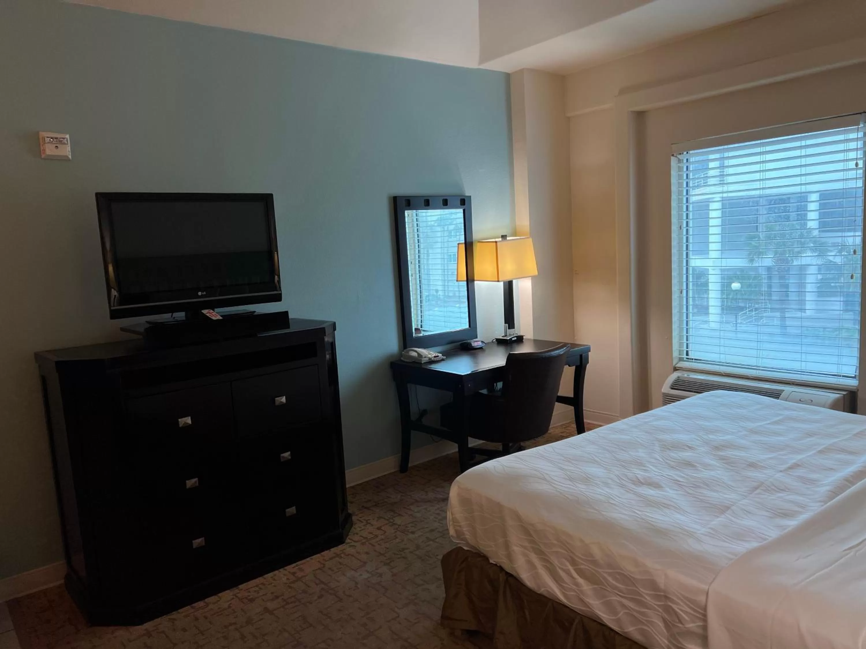 TV and multimedia, Bed in Sunchase Inn & Suites