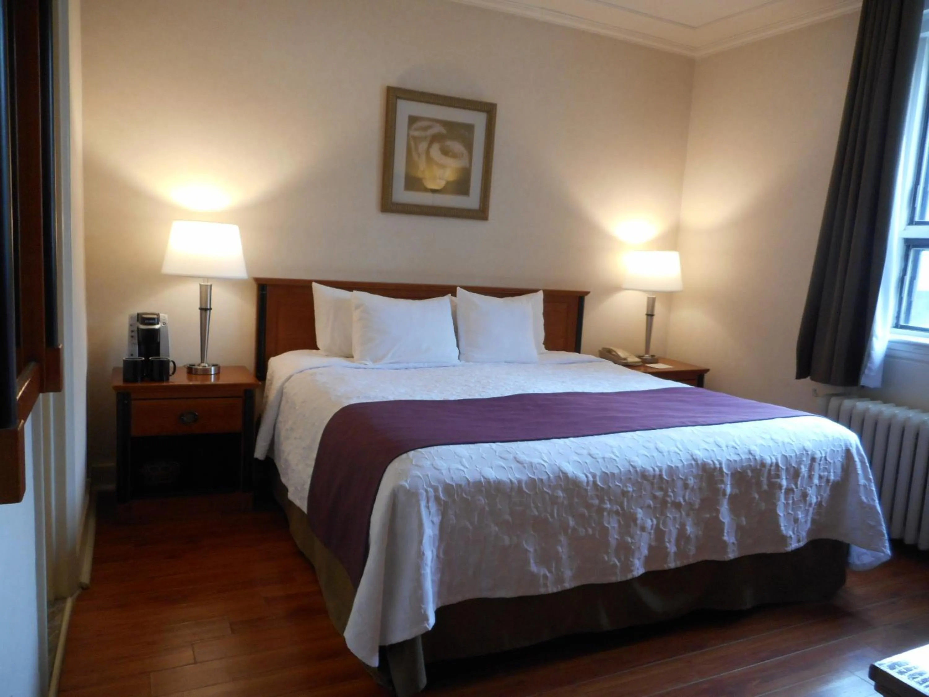 Bed in Hotel St-Denis