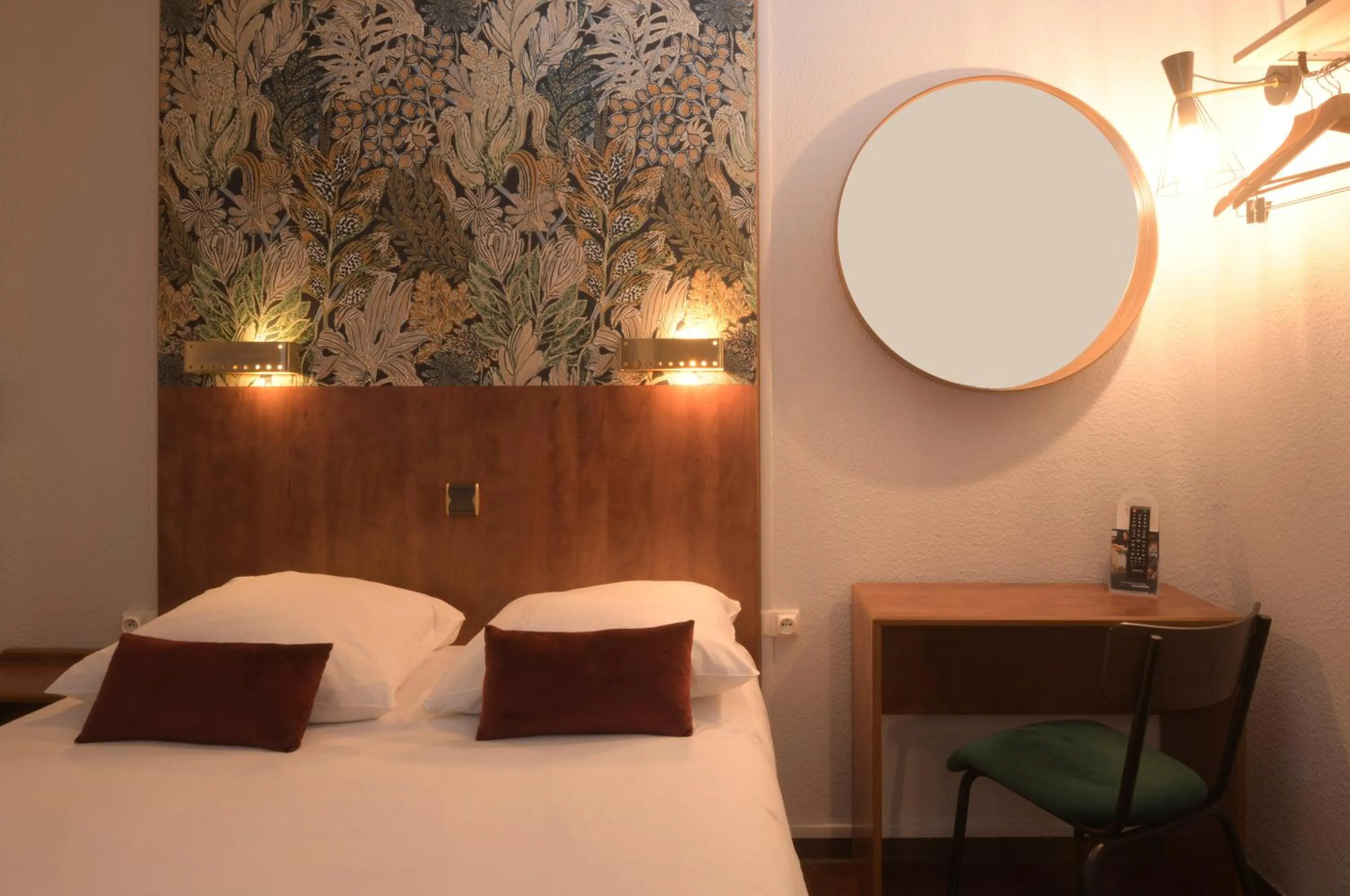 Bed in Hotel Arc-En-Ciel Colmar Contact Hotel