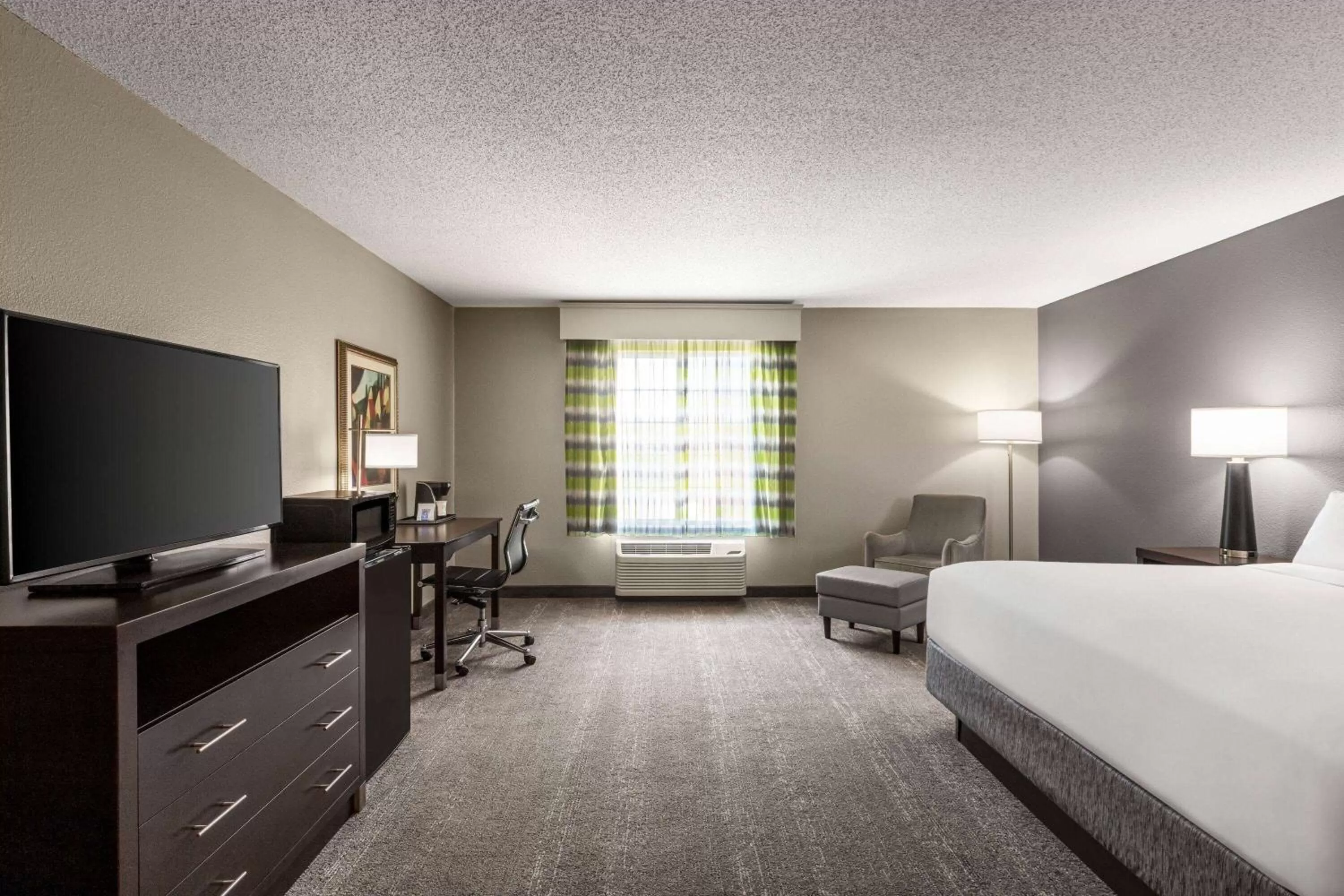 Photo of the whole room, Bed in Wingate by Wyndham Port Wentworth Savannah Area