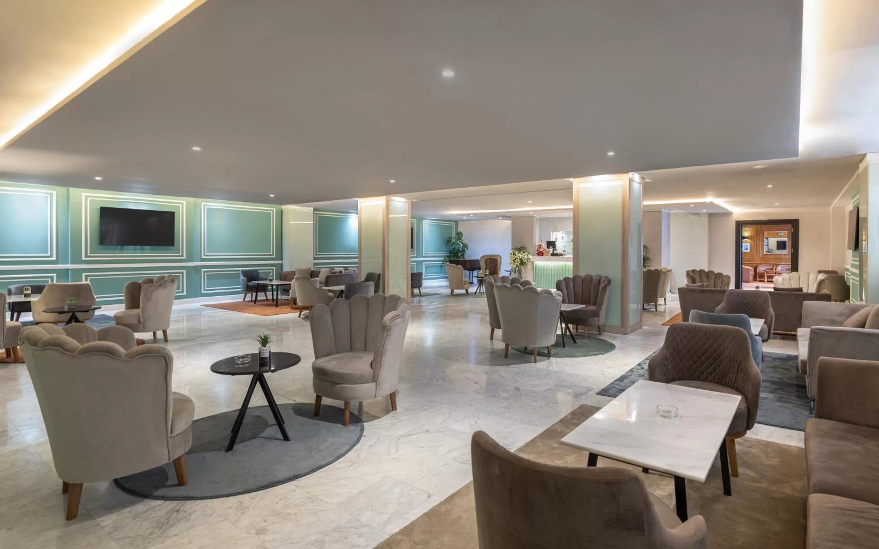 Lounge or bar in Golden Tulip El Mechtel