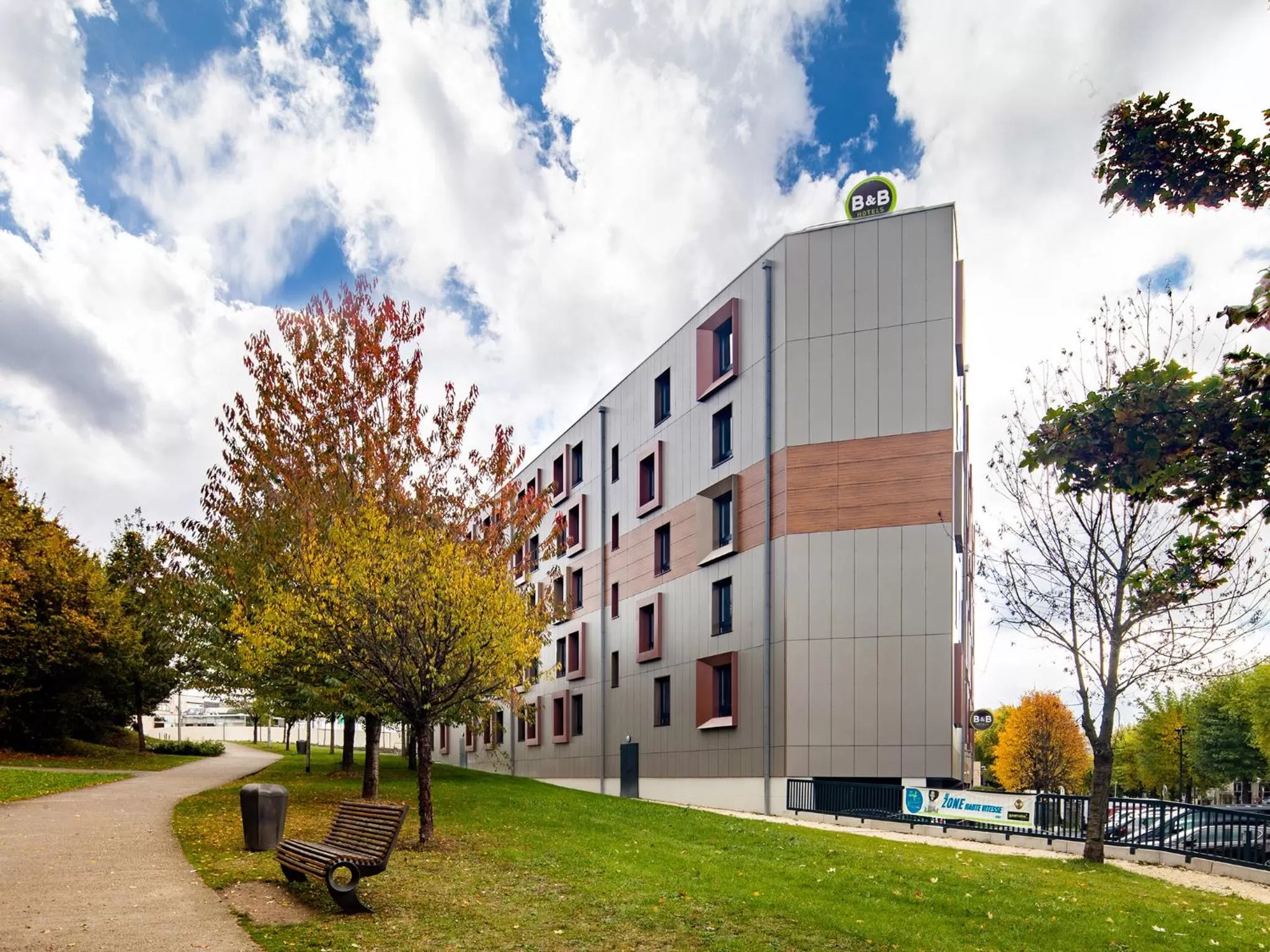 Facade/entrance in B&B HOTEL Marne-La-Vallée Torcy